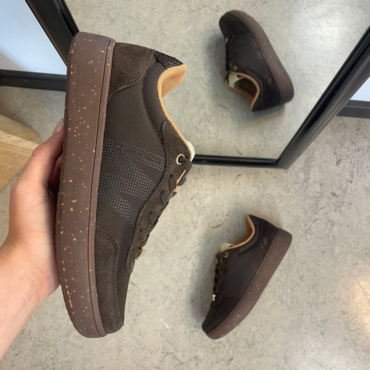 Woden Line Sneak – mørkebrun sneaker med gulldetaljer og myk komfort