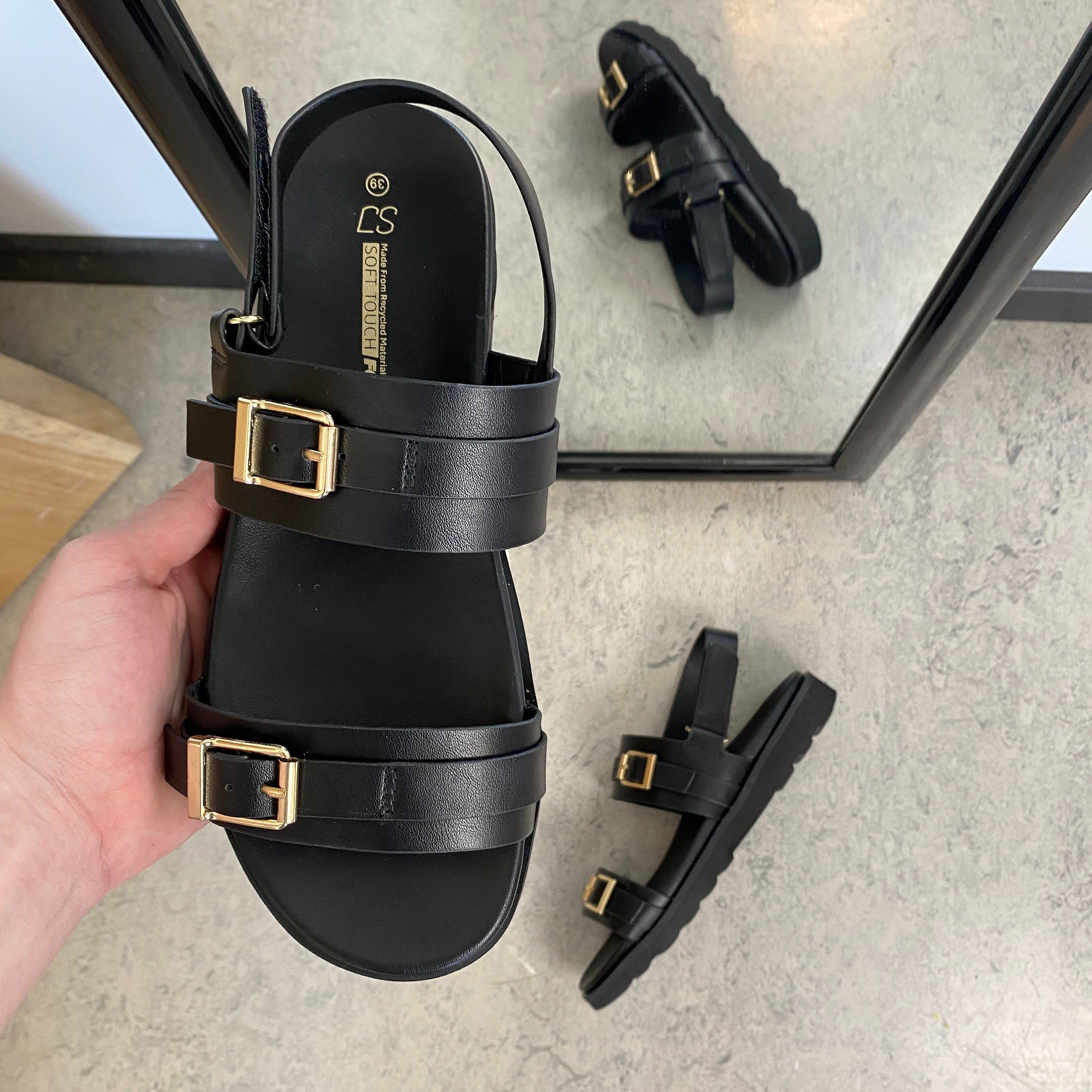 Svart sandal med spenner og hælrem – klassisk modell med regulerbar passform