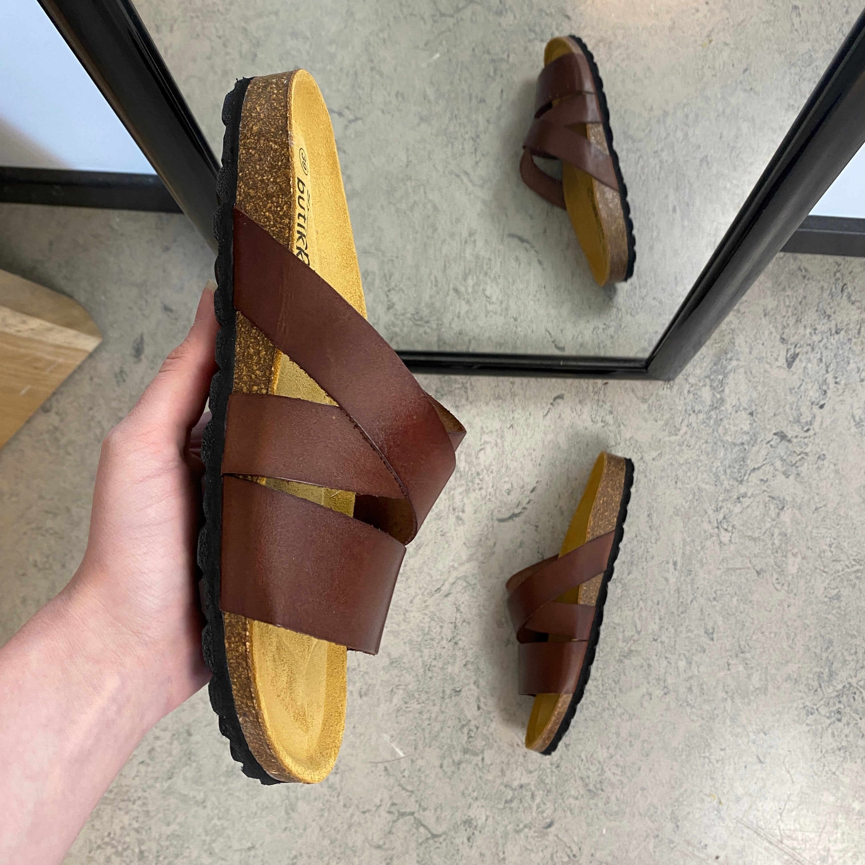 Slip-on sandal i brunt glatt skinn med kryssremmer – komfort & støtte | Sykepleiebutikk.no