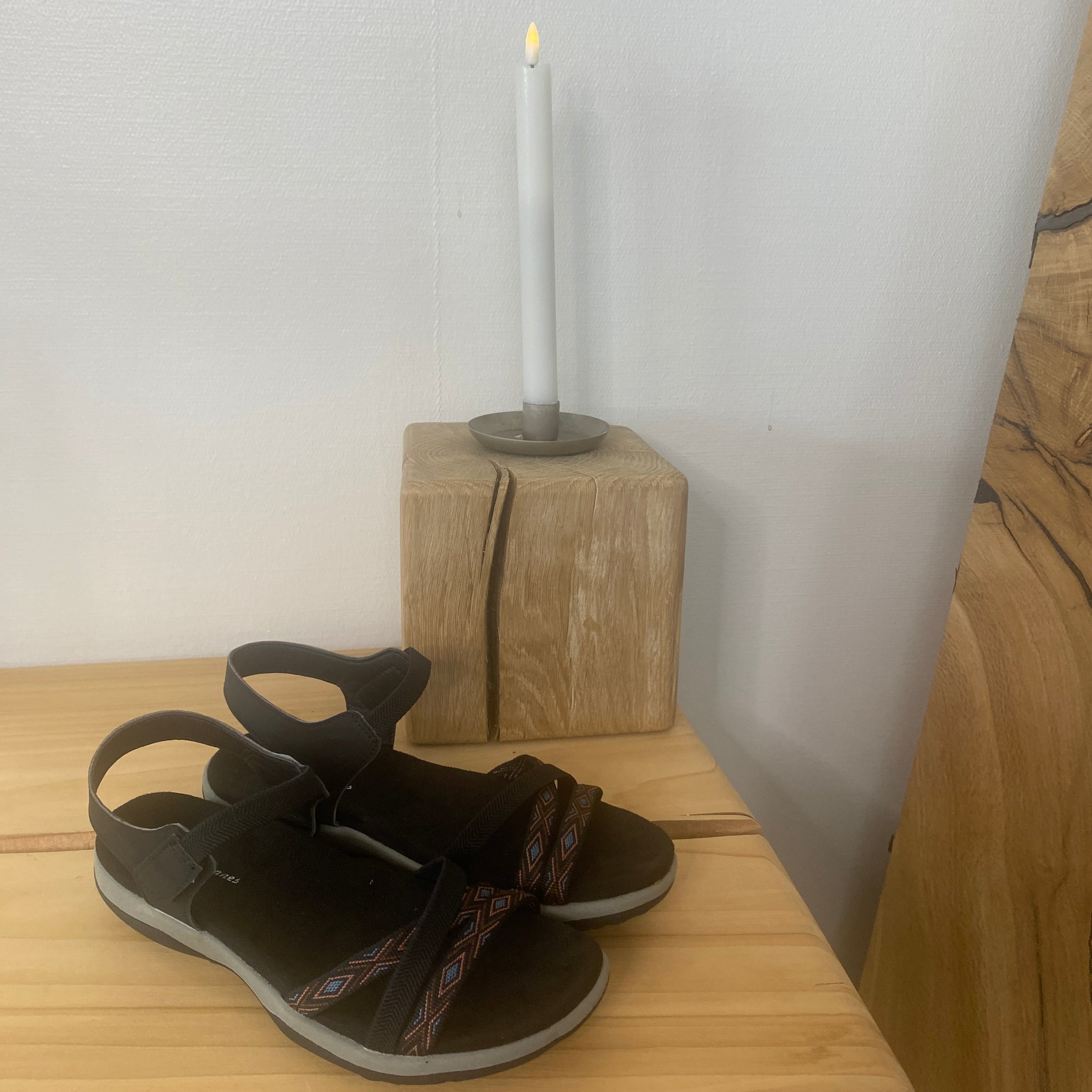 Svart sandal med elastikkremmer & borrelås – klassisk & anvendelig