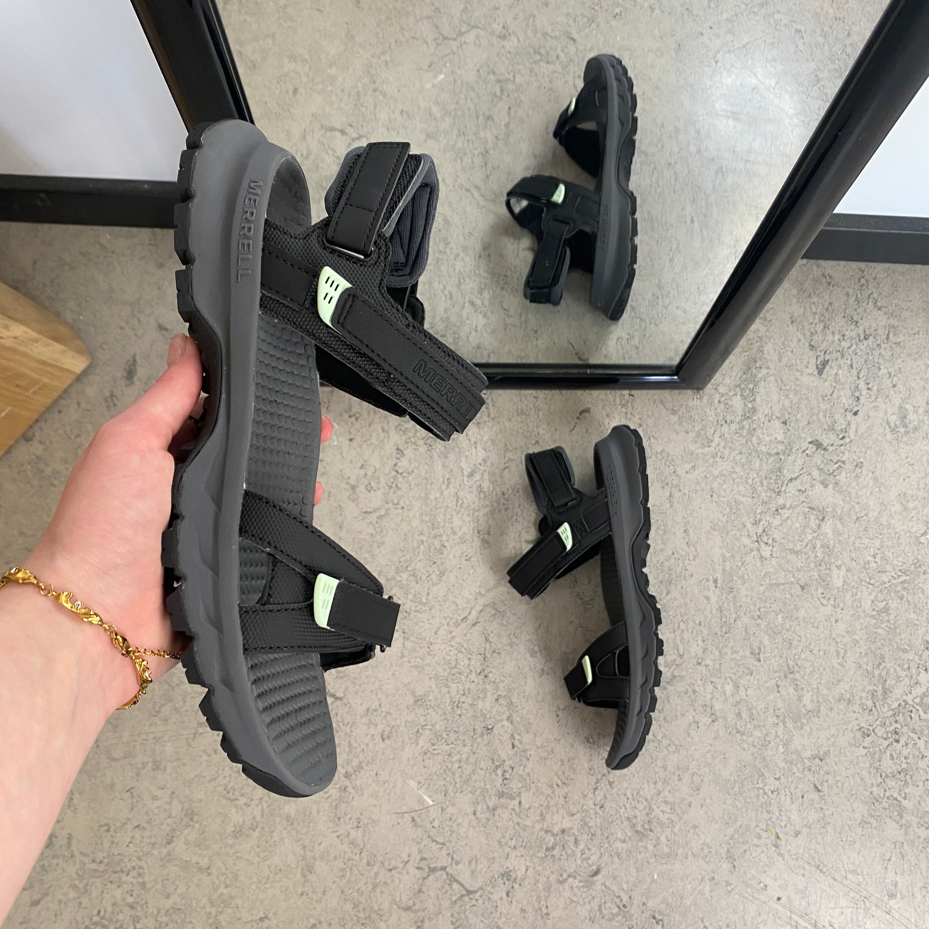 Merrell-sandal med støtdempende komfort til jobb og aktiv hverdag