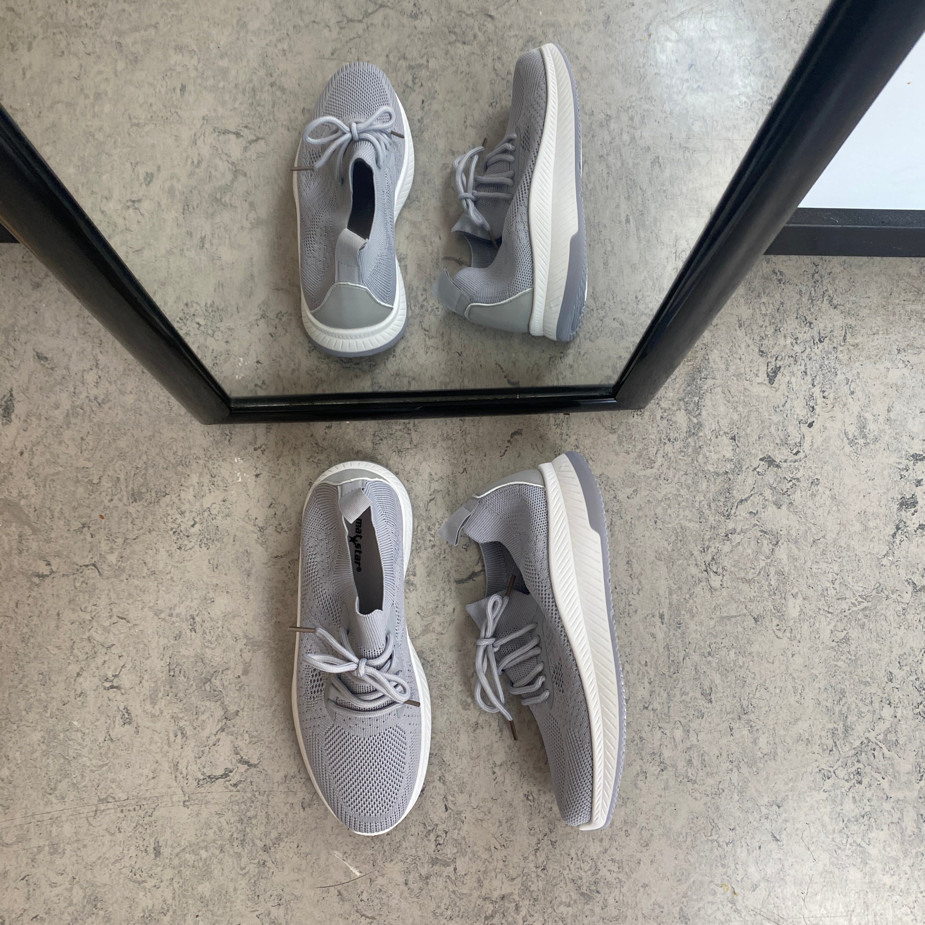 Grå slip-on lettvekts sneaker i pustende strikk