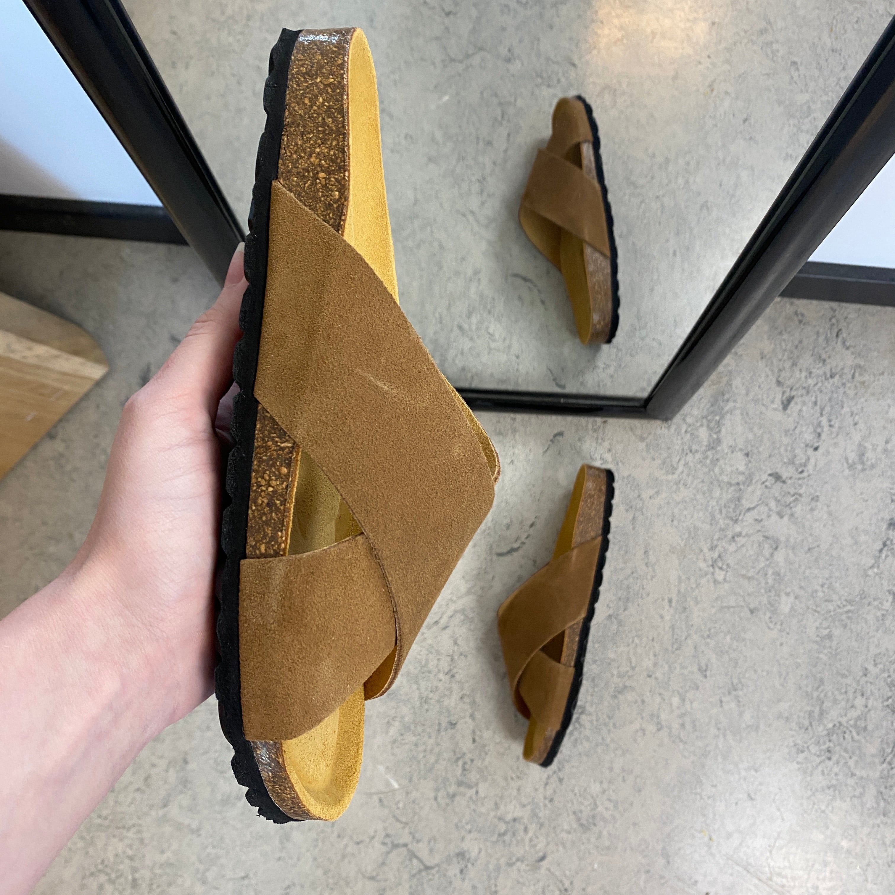 Serraje Roble – brun slip-on sandal med kryssremmer og komfort | Sykepleiebutikk.no