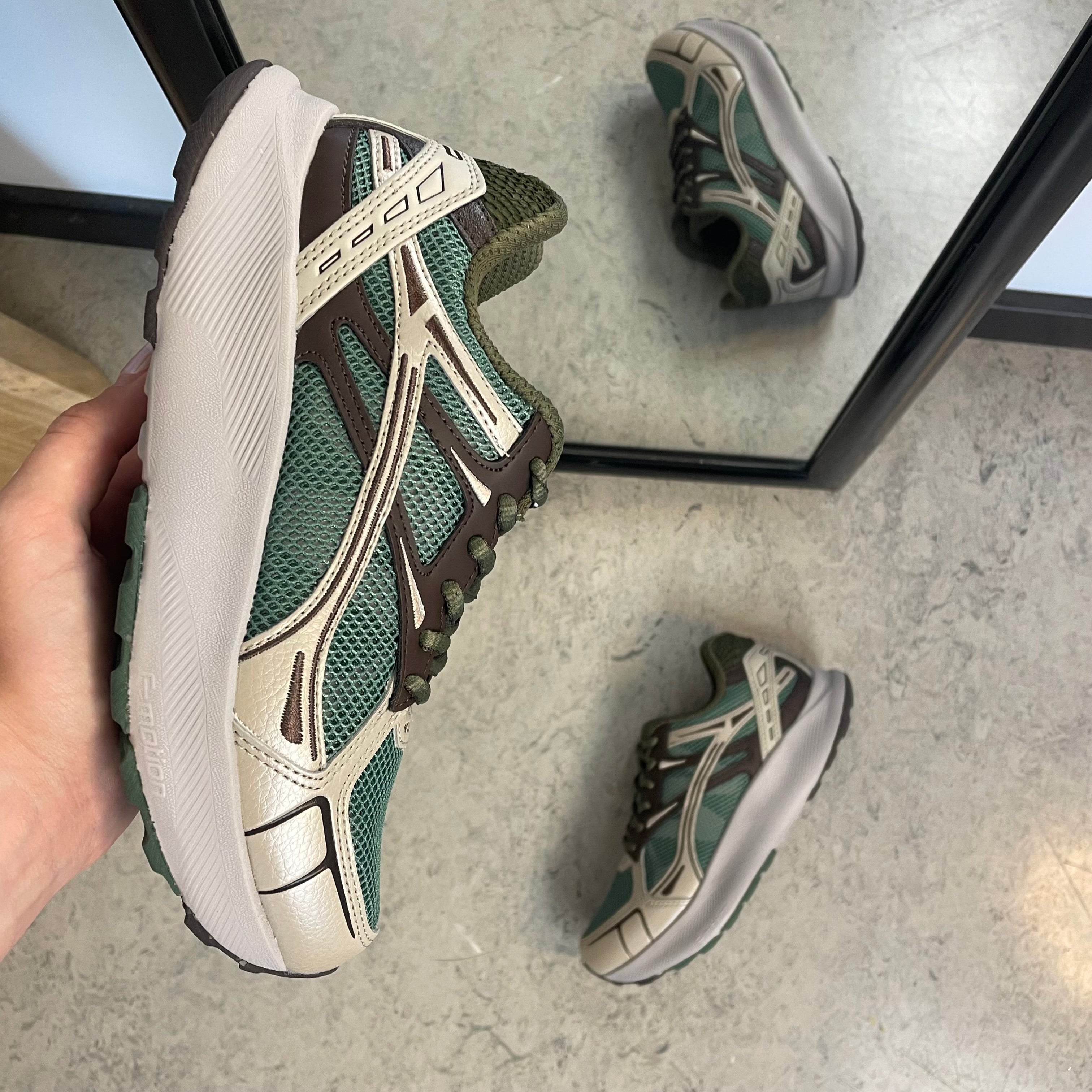 Woden Freja Runner – olivengrønn/brun sneaker med lett rullesåle
