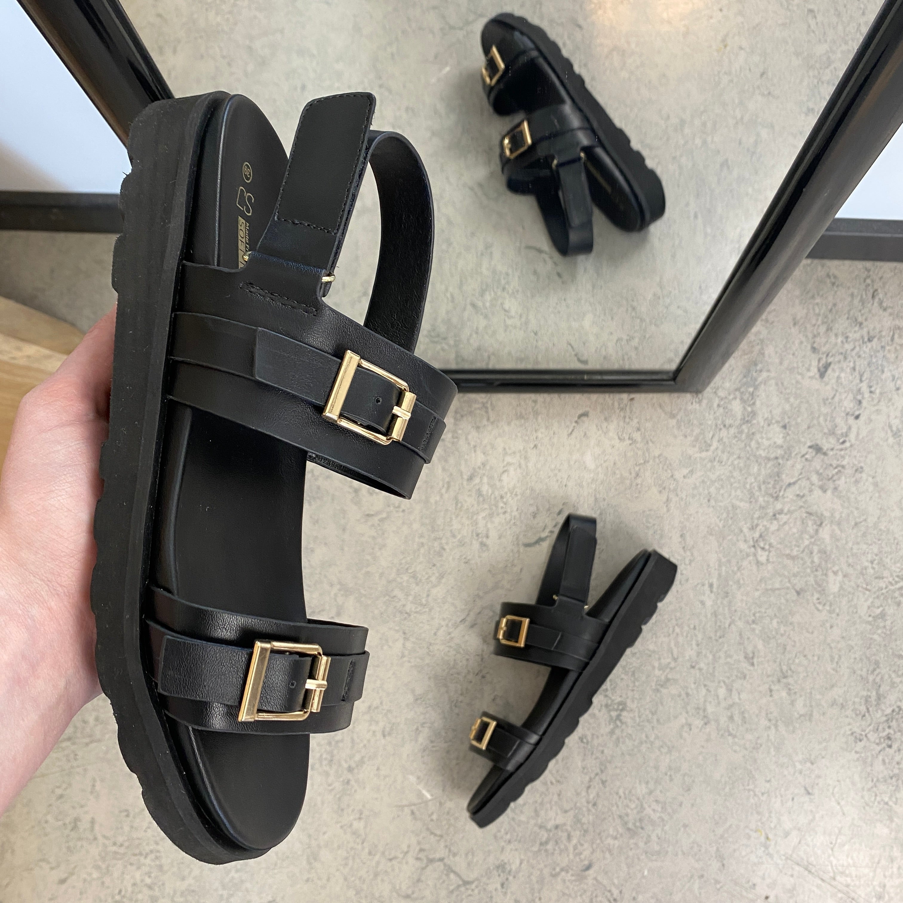 Svart sandal med spenner og hælrem – klassisk modell med regulerbar passform
