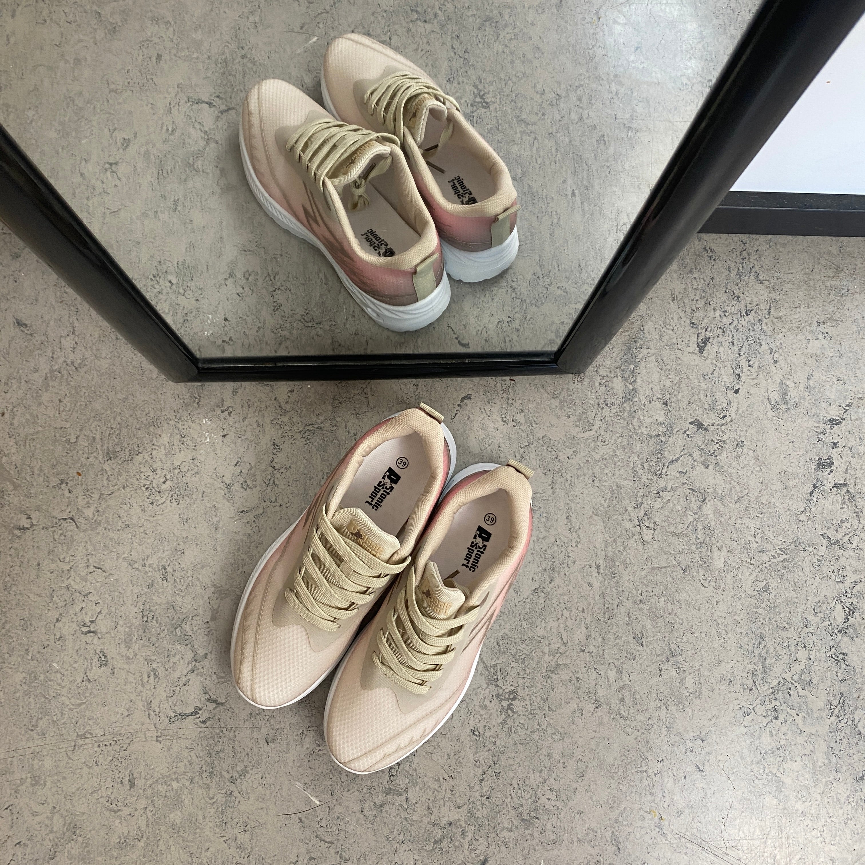 Beige lette sneakers i mesh med støtdempende såle