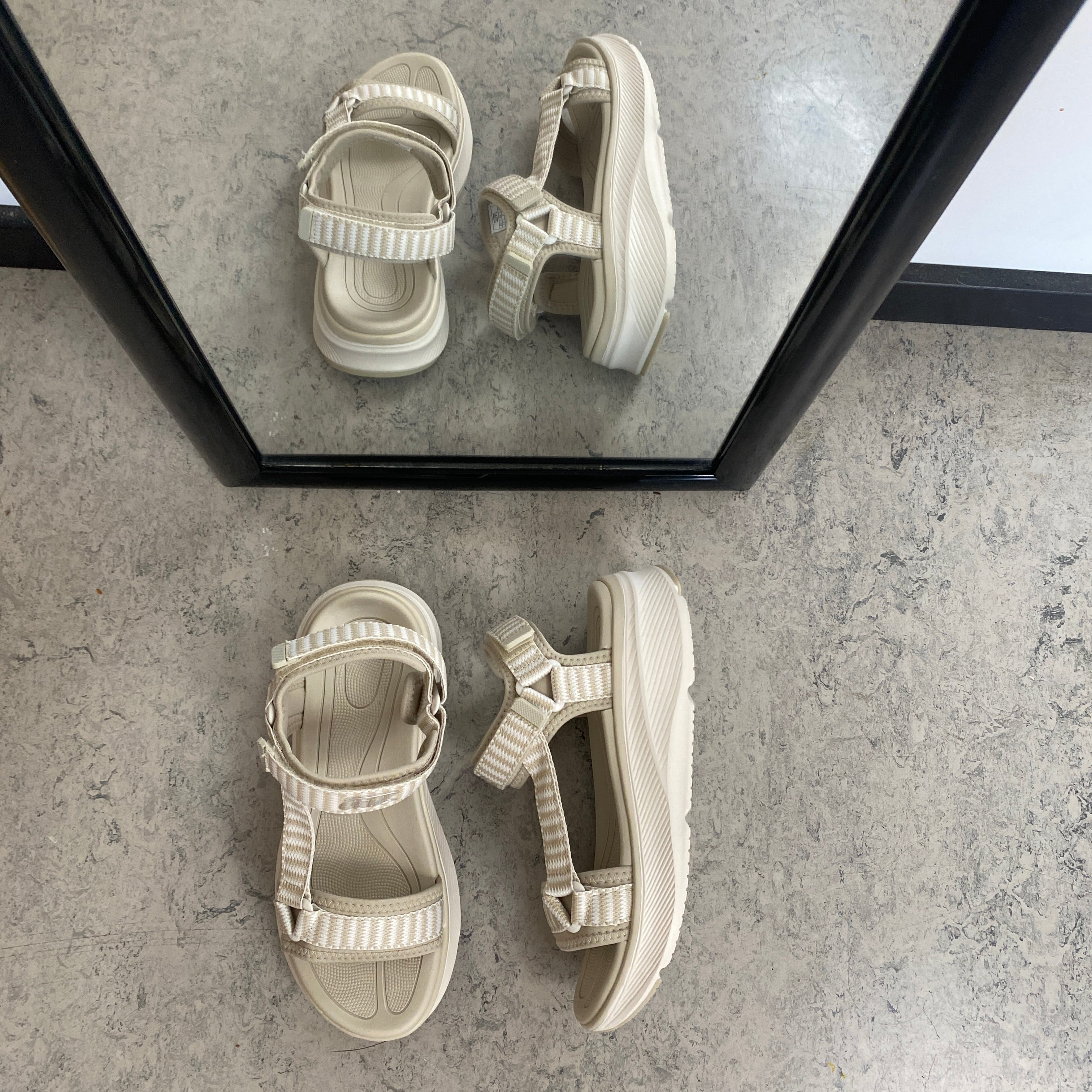 Cruz sandal i beige – Lett og komfortabel med justerbare remmer