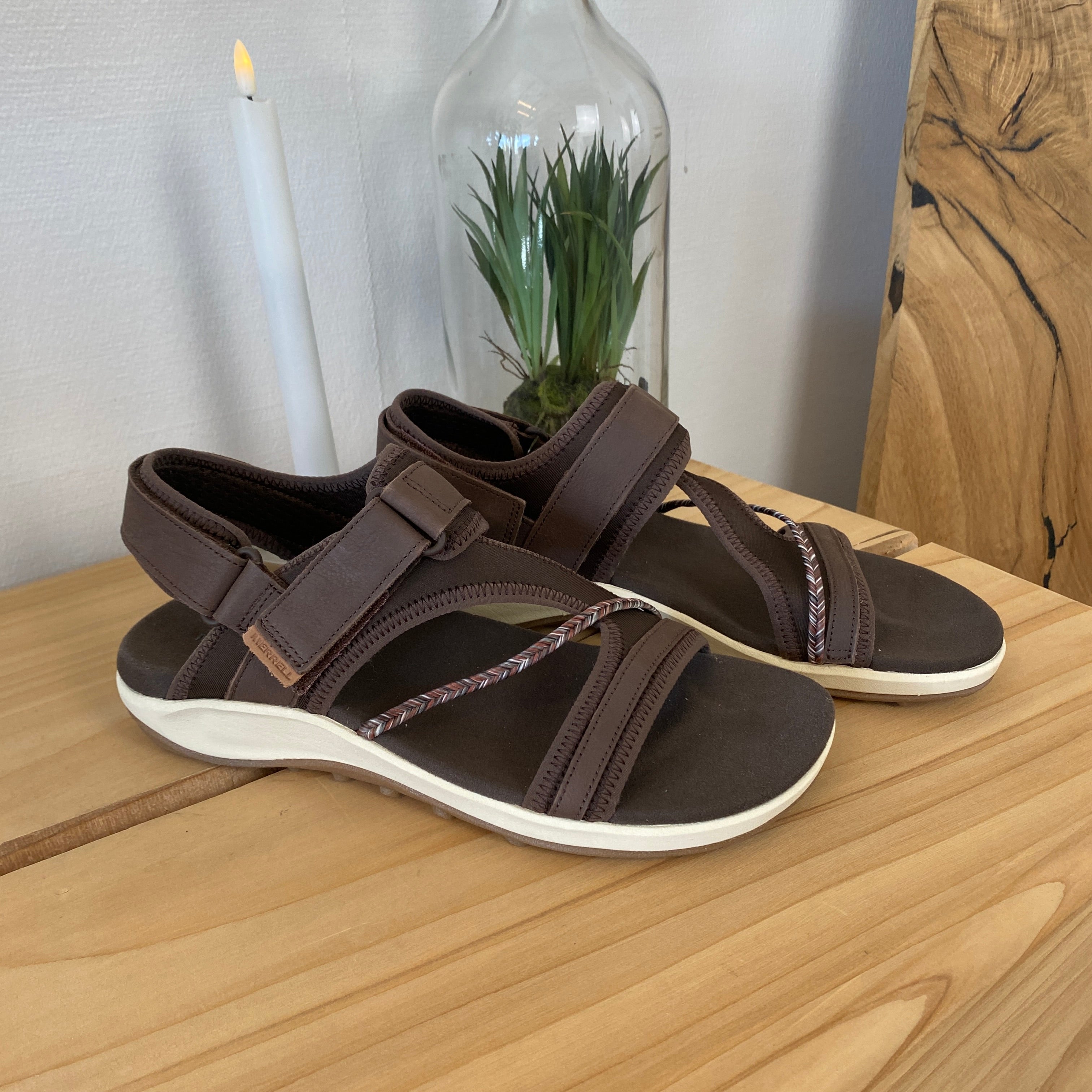 Brun Merrell-sandal – lett og komfortabel sandal med justerbar passform