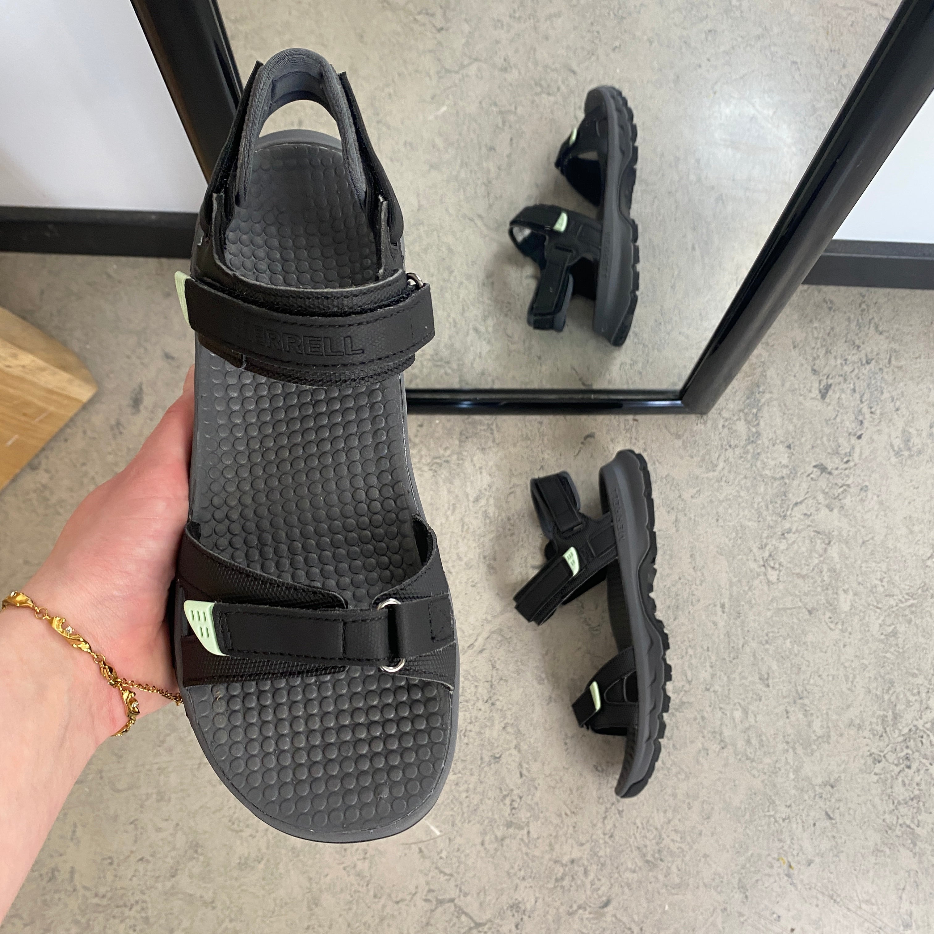 Merrell-sandal med støtdempende komfort til jobb og aktiv hverdag