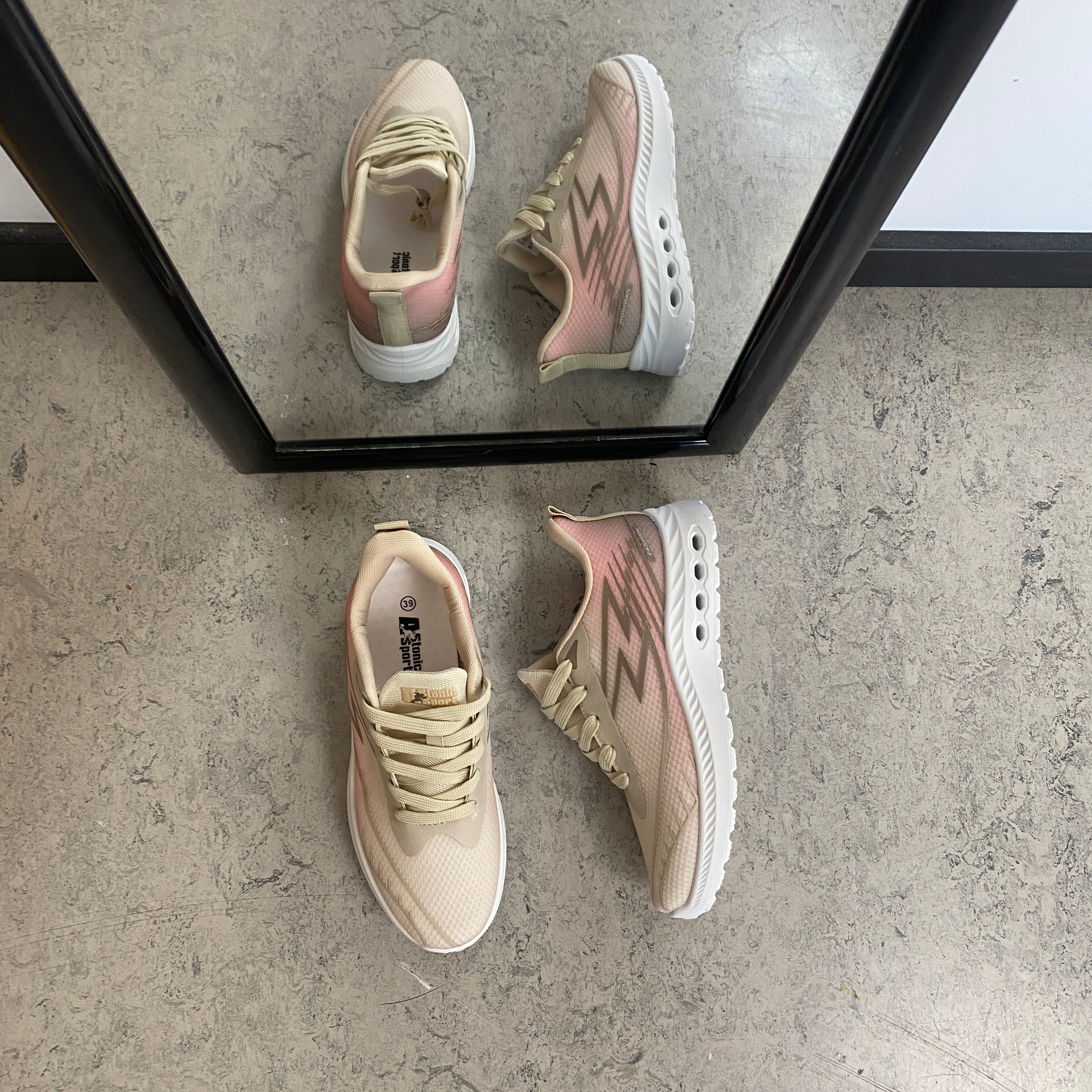 Beige lette sneakers i mesh med støtdempende såle