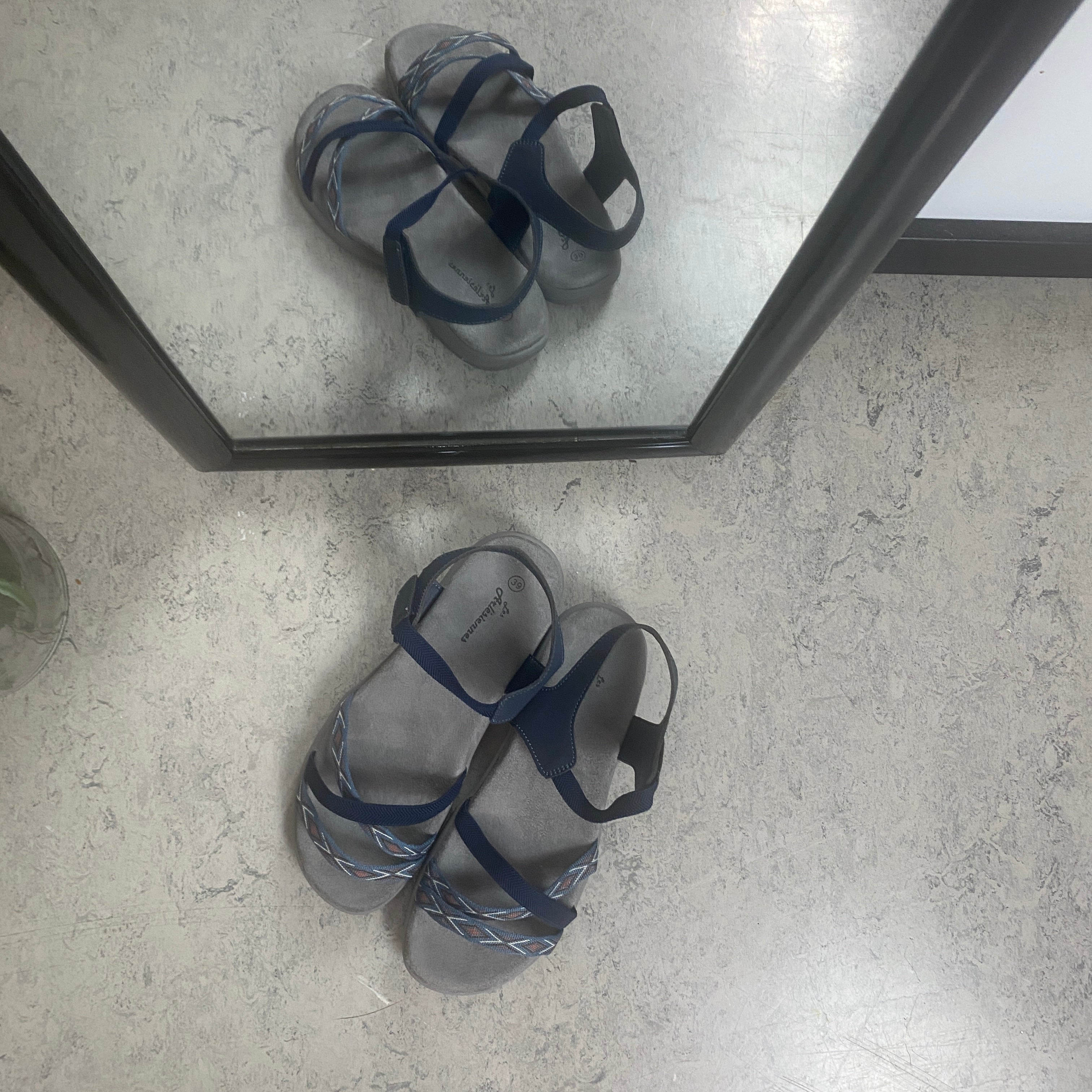 Marineblå sandal med elastiske remmer og borrelås – rolig og maritim stil