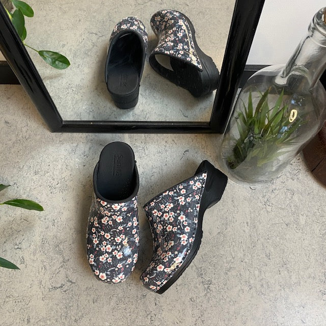 Sanita tøffel-tresko med sort-hvitt blomstermønster