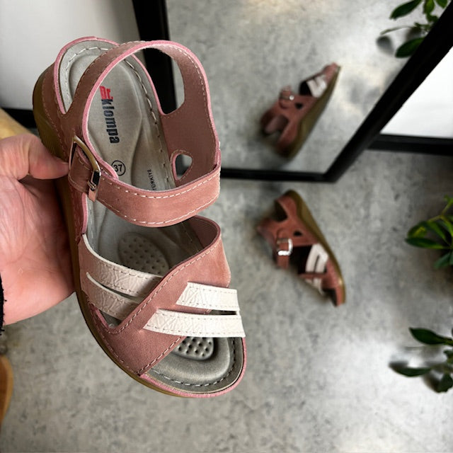 Elegant rosa sandal med svangstøtte - OBS 2. sortering