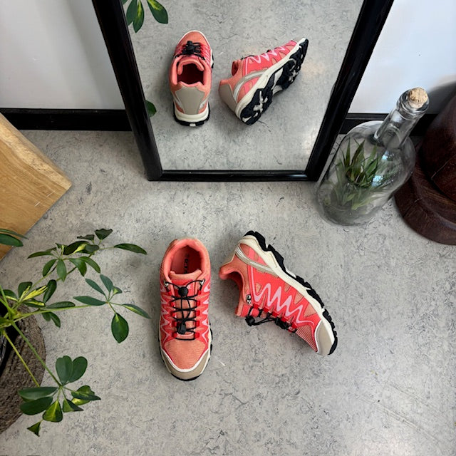 Fleksible laksefargede sneakers med elastisk snøring