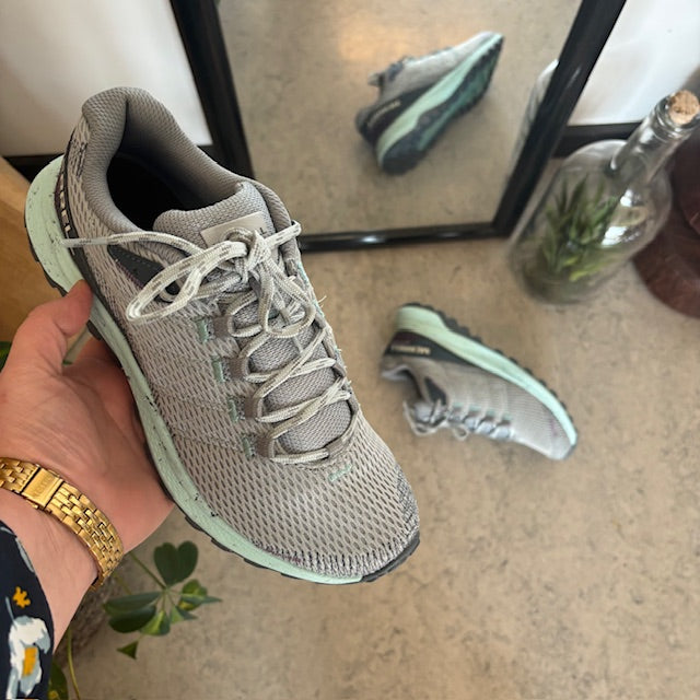 Merrell sko med strikket overdel og støtte i fotbuen