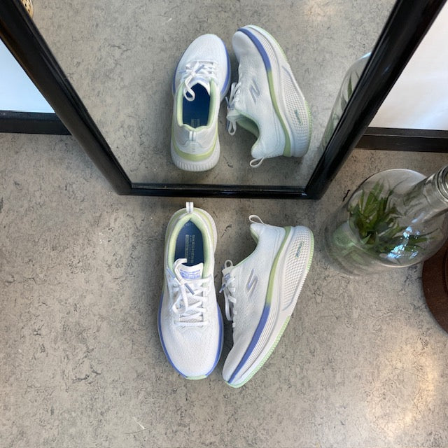 Hvit Skechers GoRun-sko med flotte detaljer