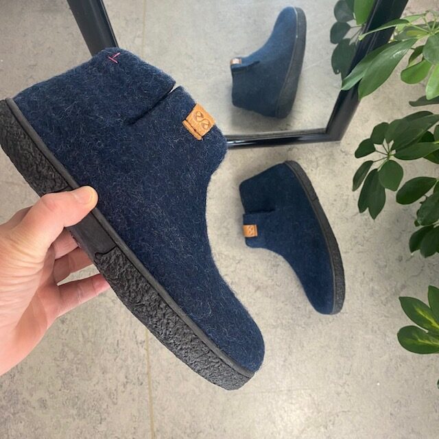 Høye blå hjemmesko i ull med sklisikre såler fra Green Comfort