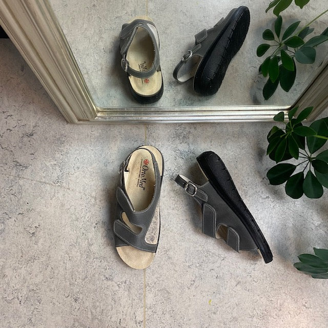 Grå bred skinnsandal for knuter