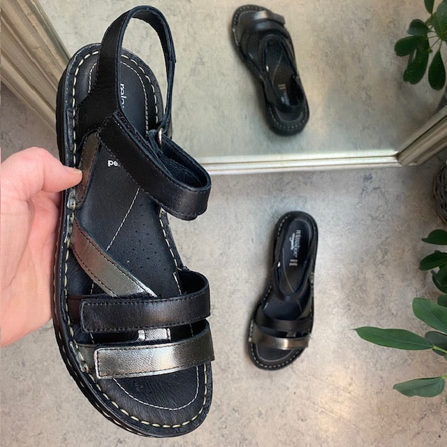 Sort skinnsandal med tre remmer og metallic-detaljer fra Relaxshoe