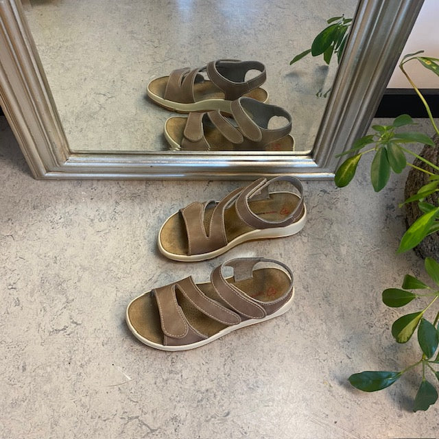 Elegant brun skinnsandal med justerbare remmer