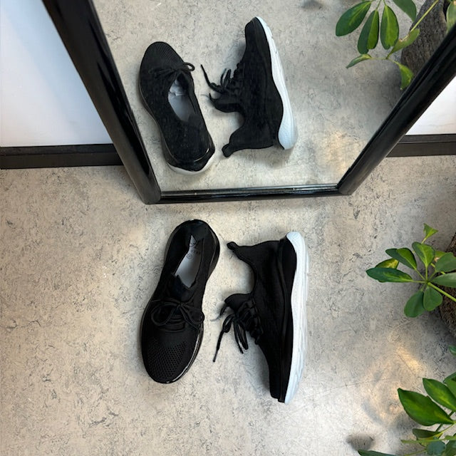 Sorte strikkede slip-on-sko med fast kant ved åpningen