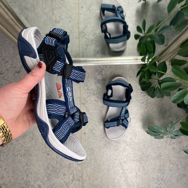 Blå sportsandal fra CMP med striper og god bredde