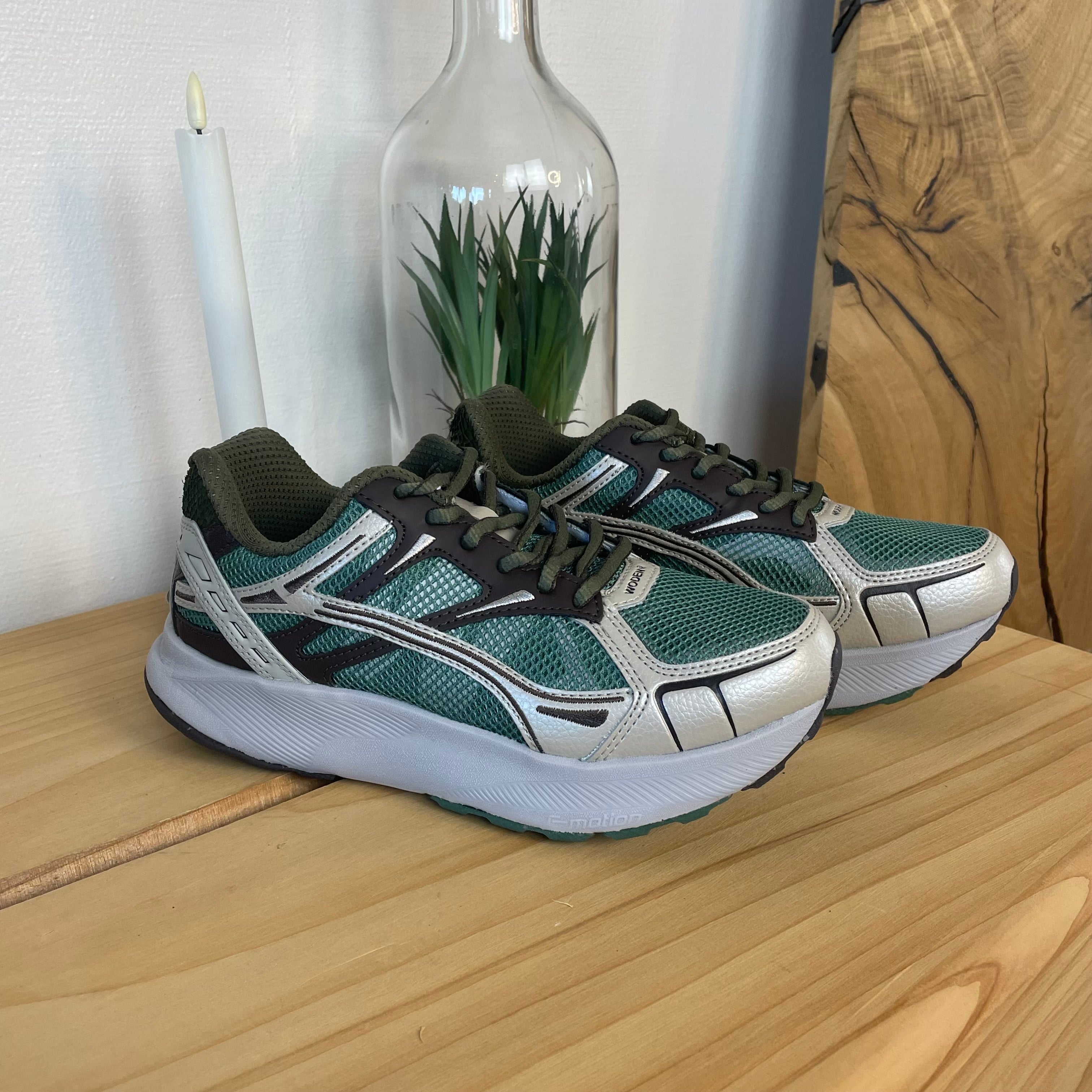 Woden Freja Runner – olivengrønn/brun sneaker med lett rullesåle