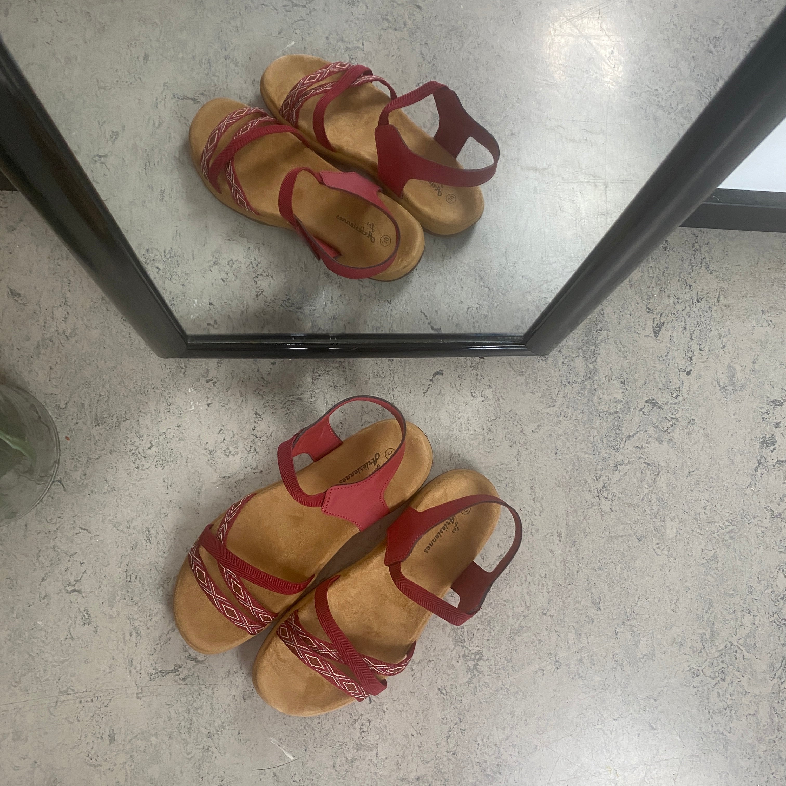 Rød sandal med elastiske reimer og borrelås – feminin og fleksibel til sommeren