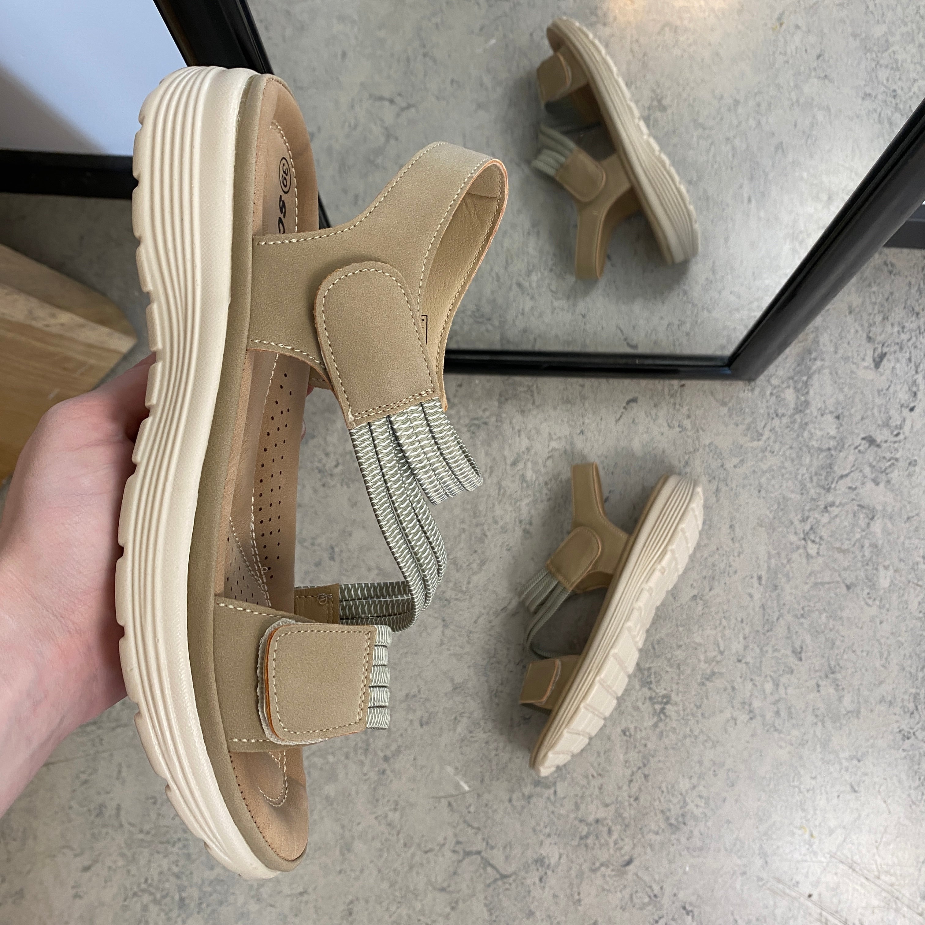 Grønn komfortsandal med elastiske remmer – lett og støttende