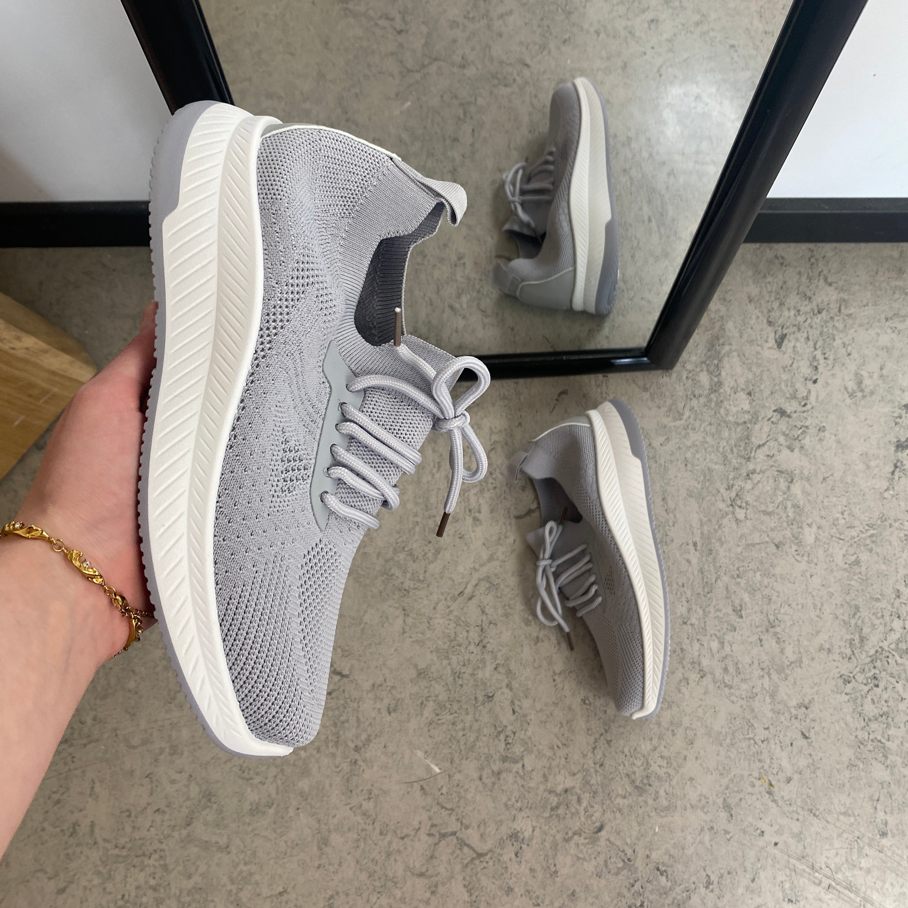 Grå slip-on lettvekts sneaker i pustende strikk