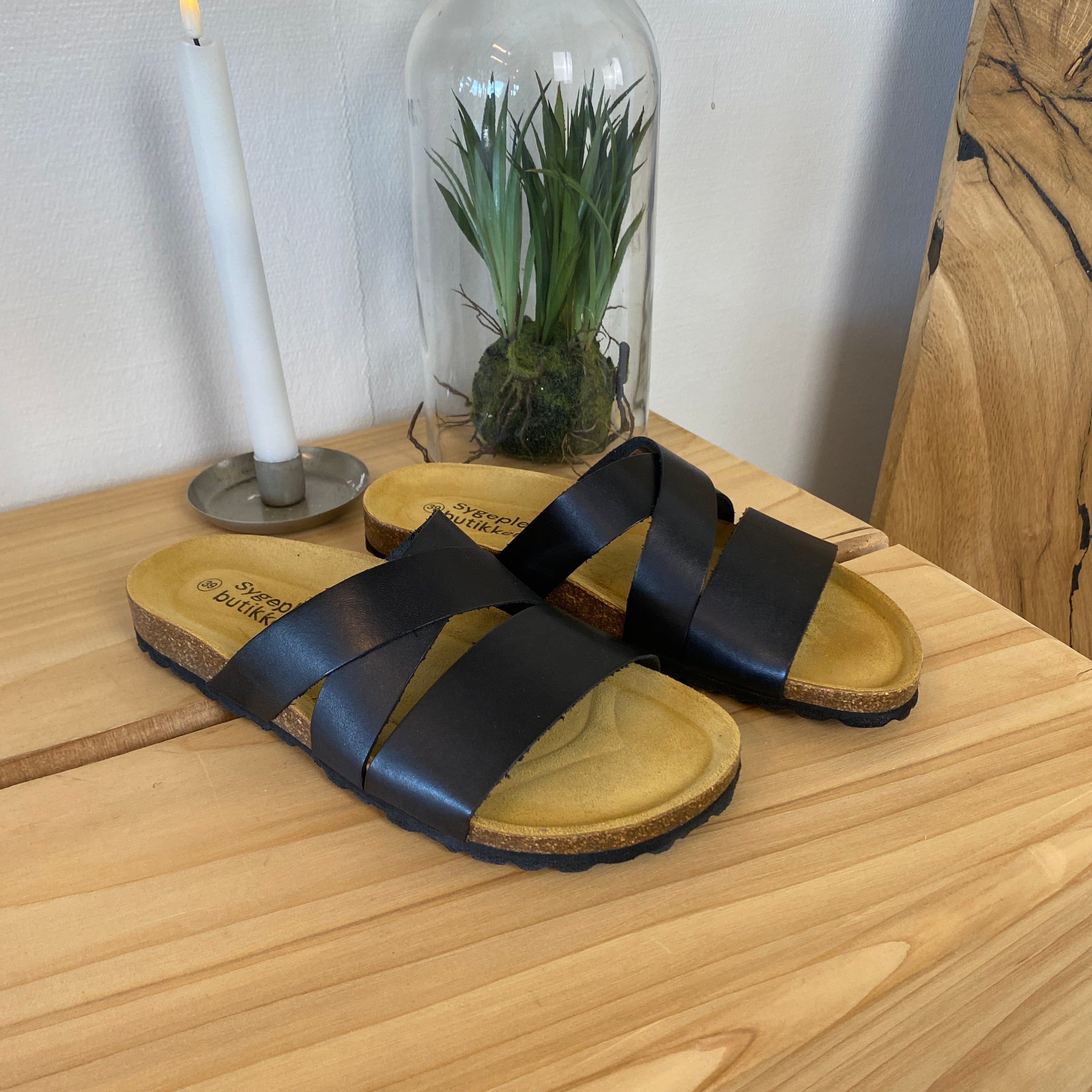 Slip-on sandal i svart glatt skinn med kryssremmer – komfort & støtte | Sykepleiebutikk.no