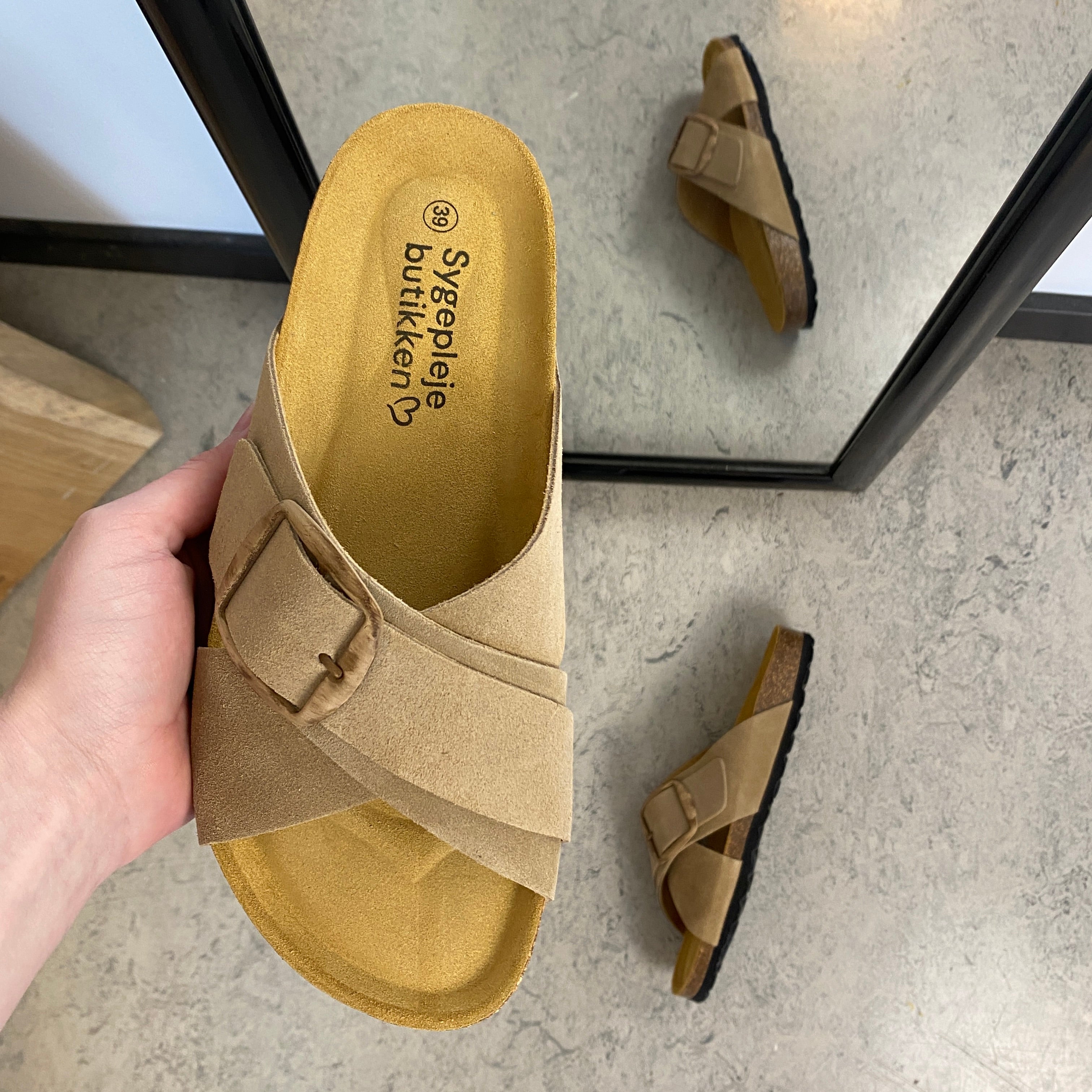 Lys brun slip-on sandal i skinn med dobbel rem – komfort og støtte fra Sykepleiebutikk.no