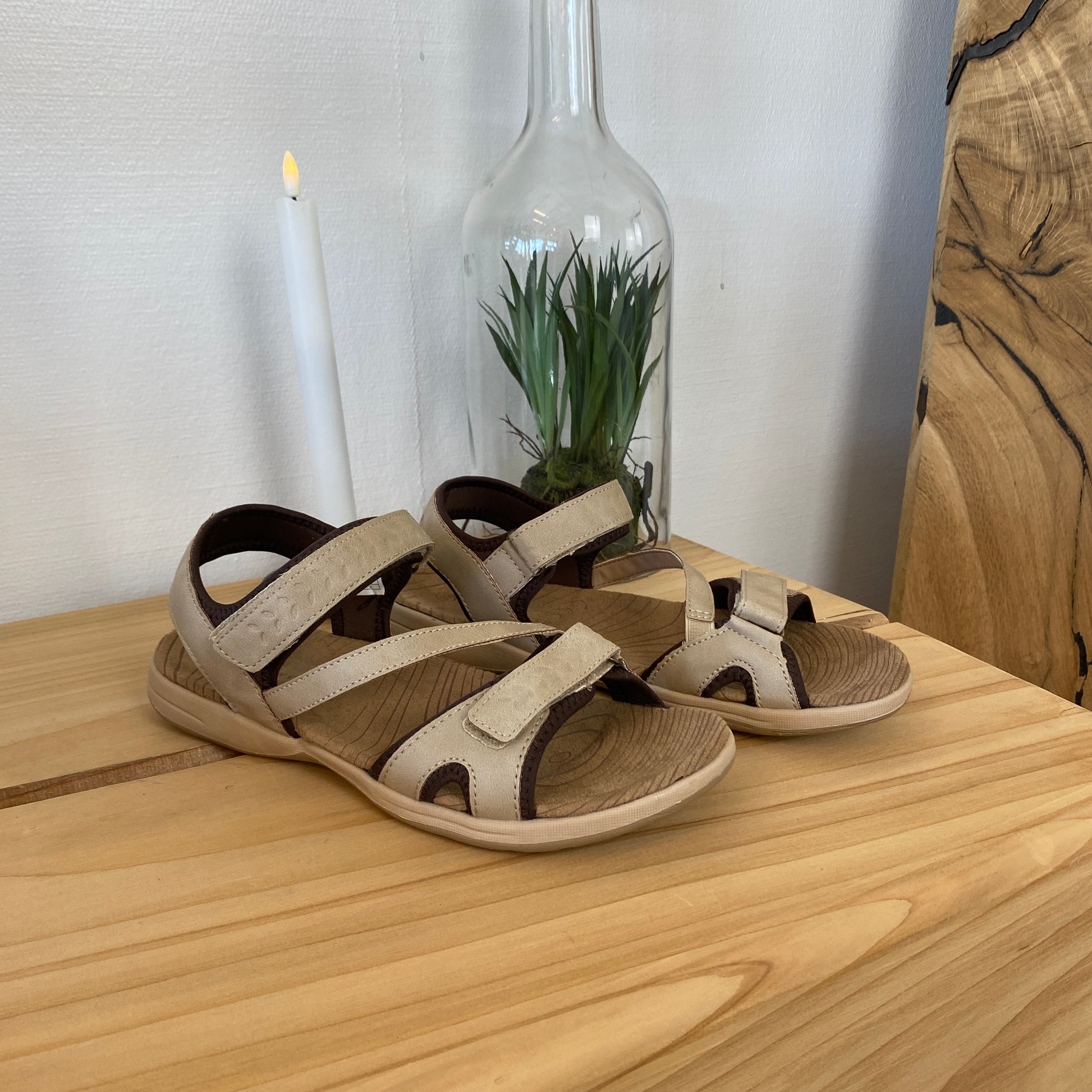 Whistler-sandal i beige med stabil såle og justerbar passform