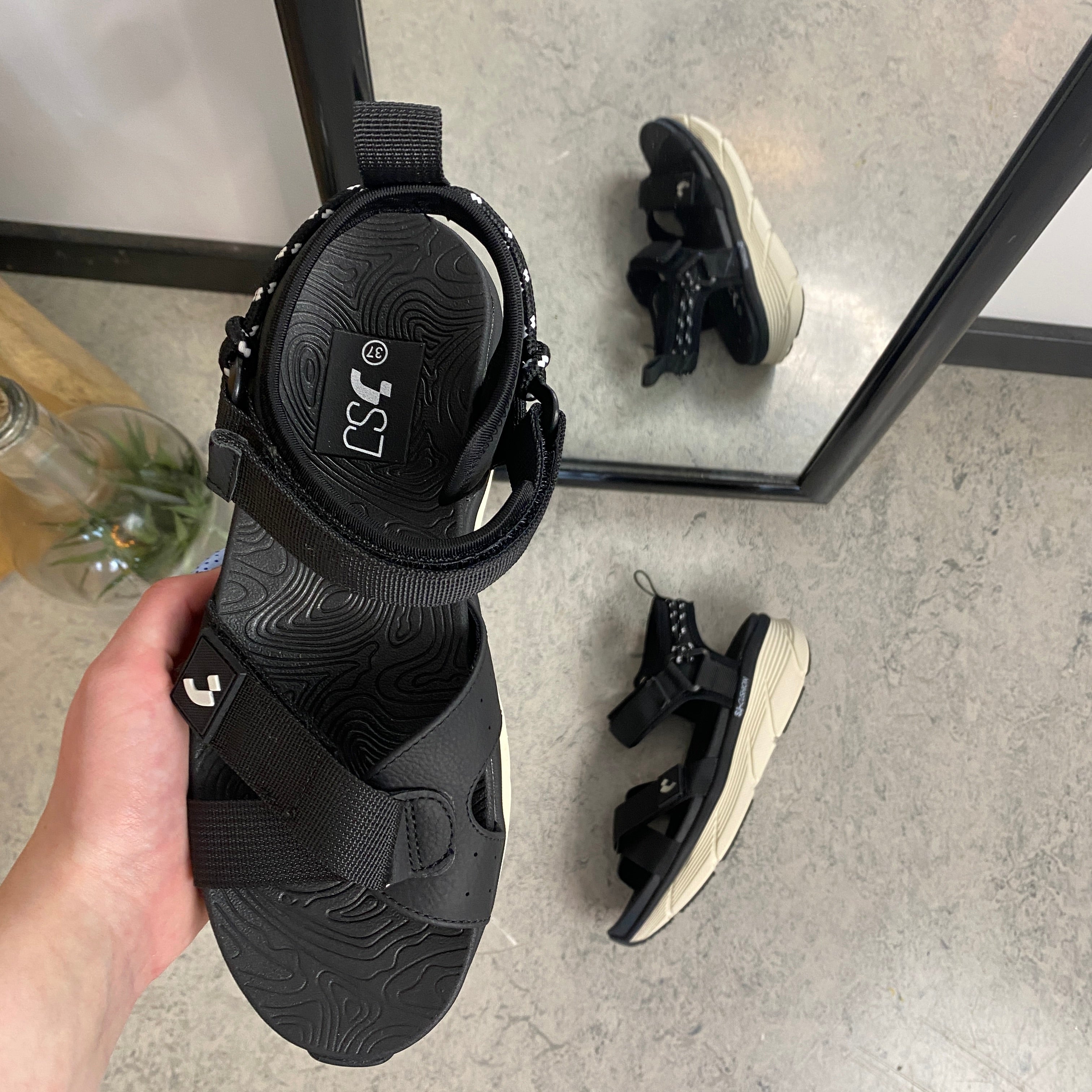 Lettvektsandal fra Sykepleiebutikk.no - Svart