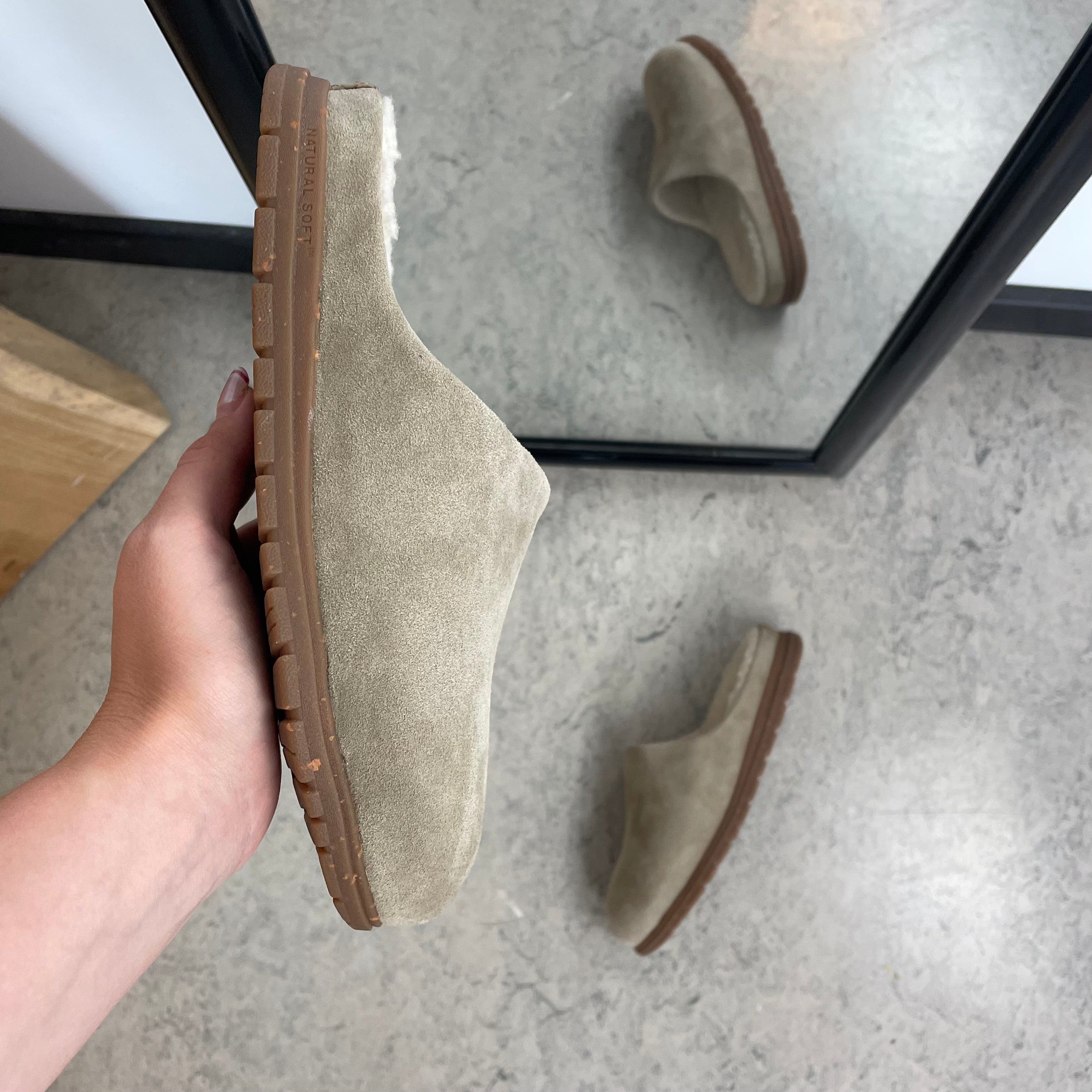 WODEN Silvi Warm - Varm beige hjemmesko med svangstøtte og myk komfort