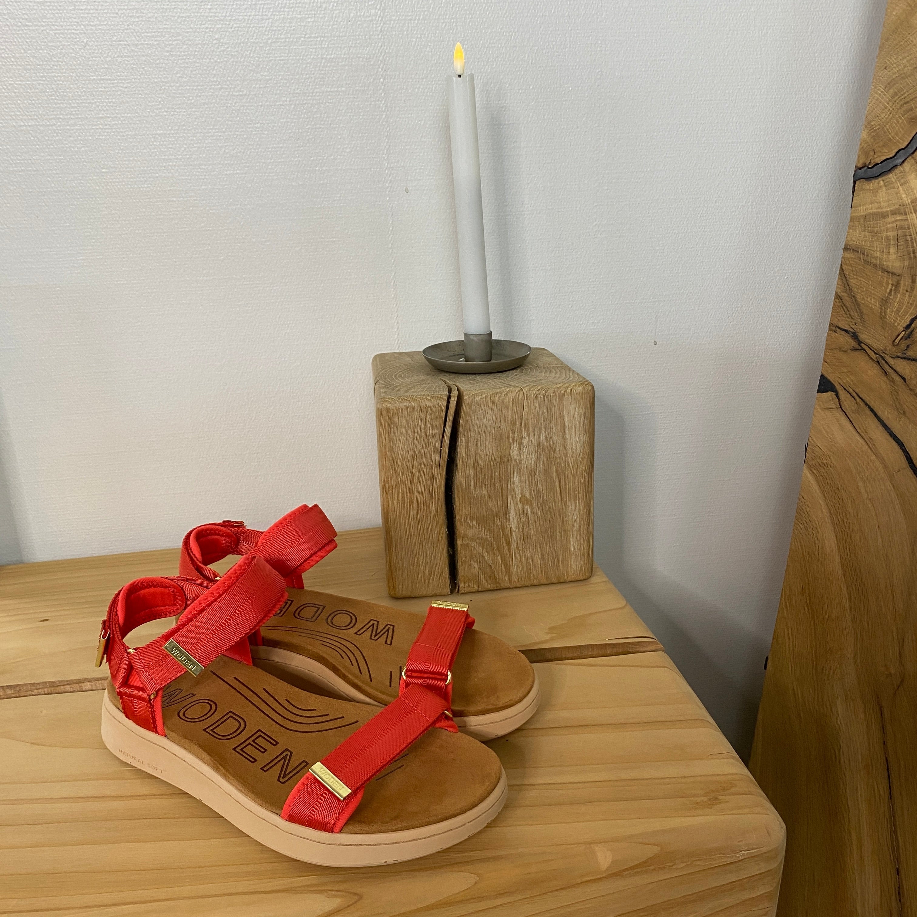 Woden sandal i rød – Lett komfort med karakter