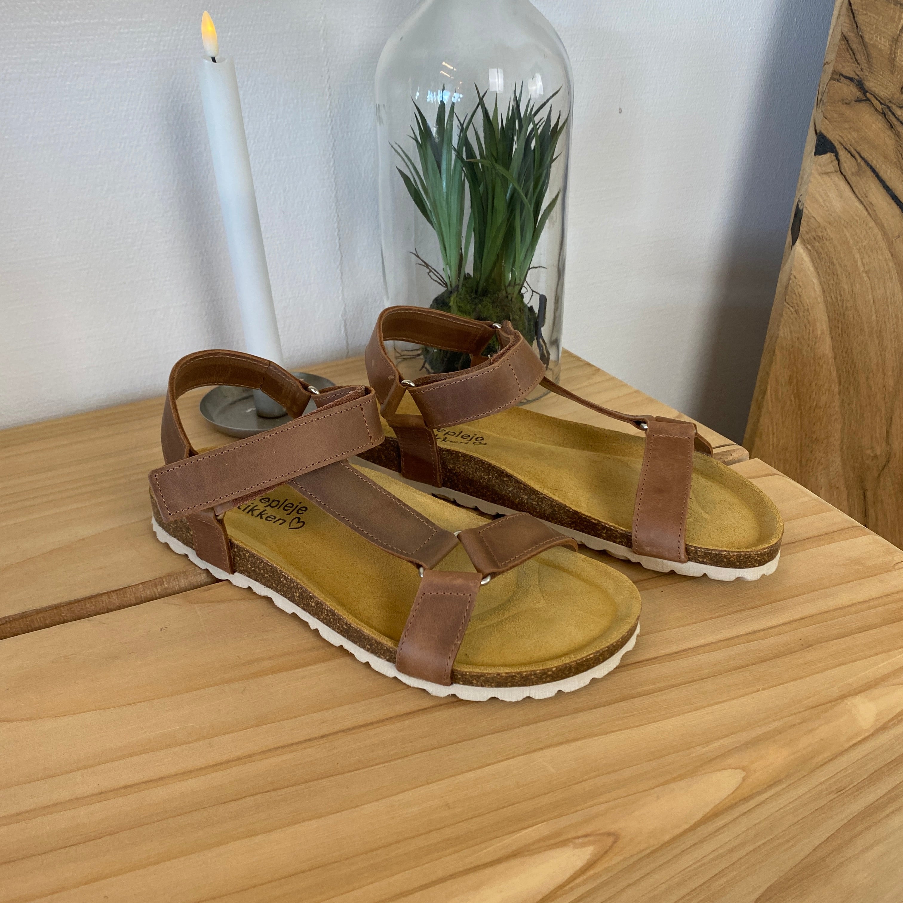 Crazy Brandi sandal i brunt skinn – komfortsandal med fast passform | Sykepleiebutikk.no