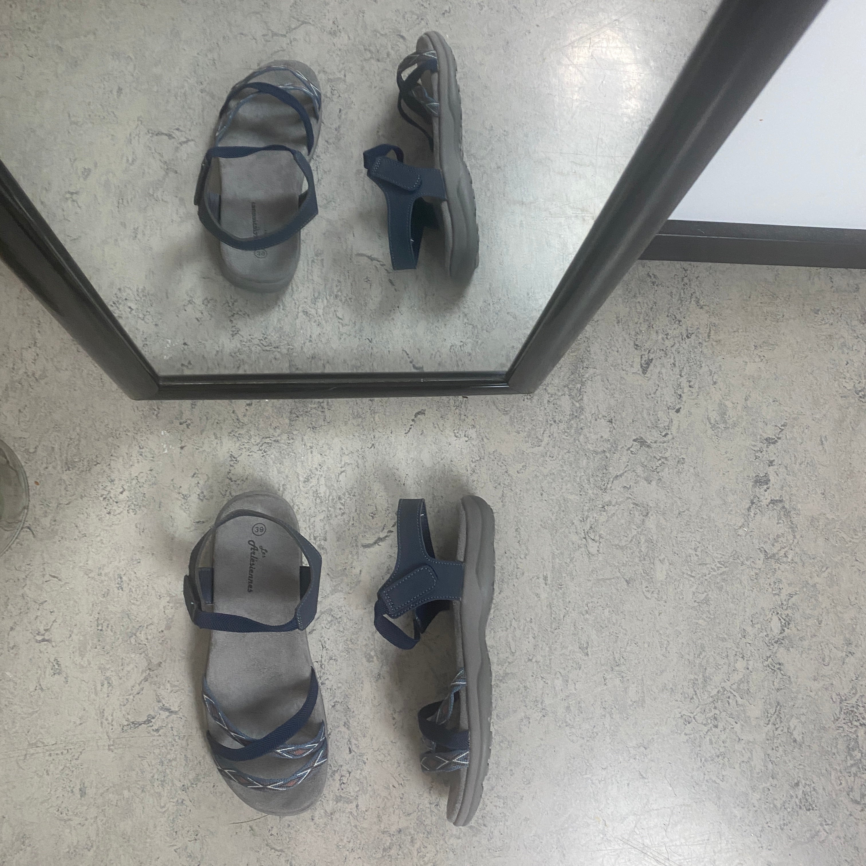 Marineblå sandal med elastiske remmer og borrelås – rolig og maritim stil