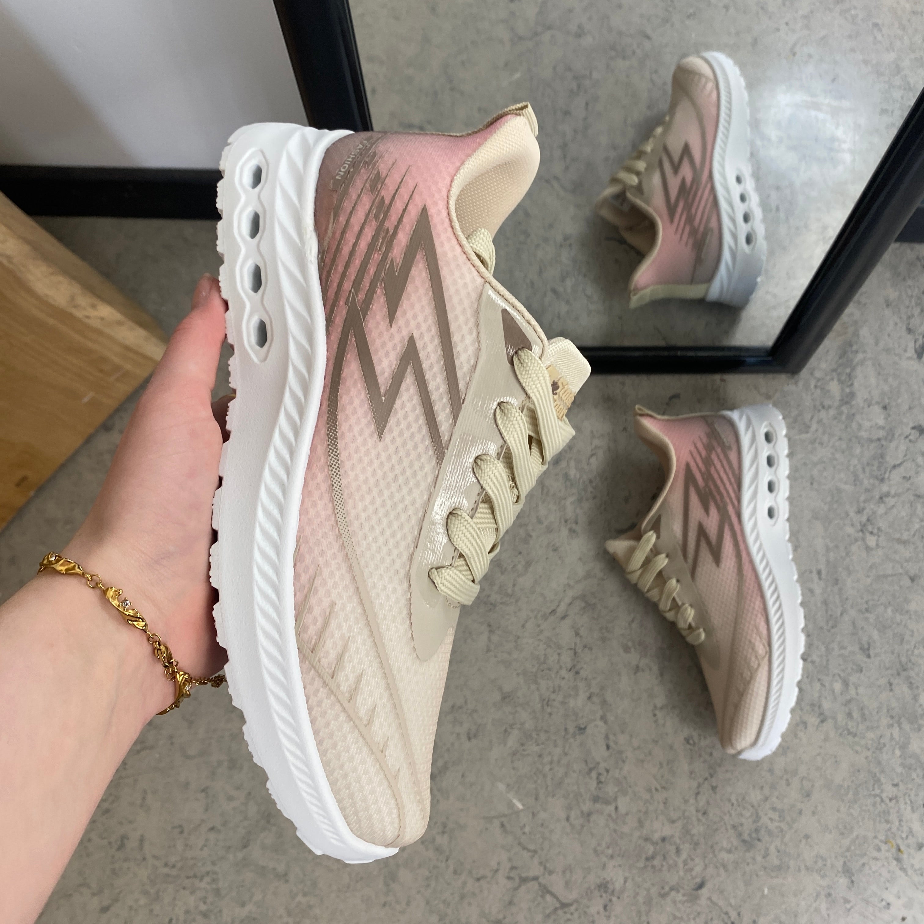 Beige lette sneakers i mesh med støtdempende såle