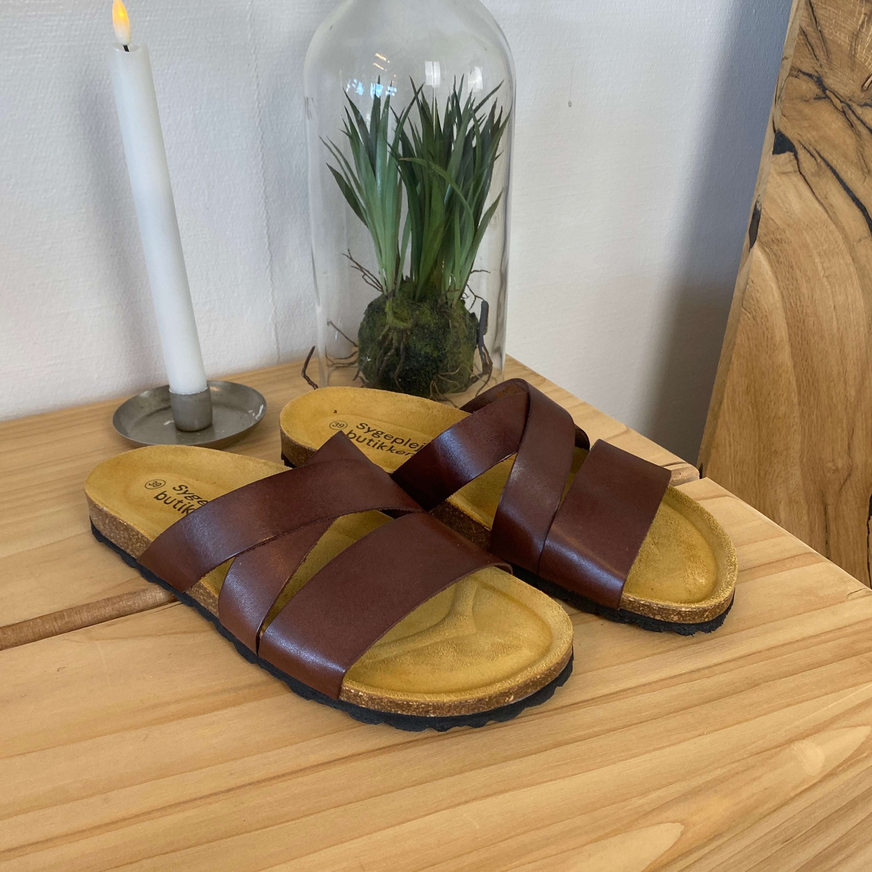 Slip-on sandal i brunt glatt skinn med kryssremmer – komfort & støtte | Sykepleiebutikk.no