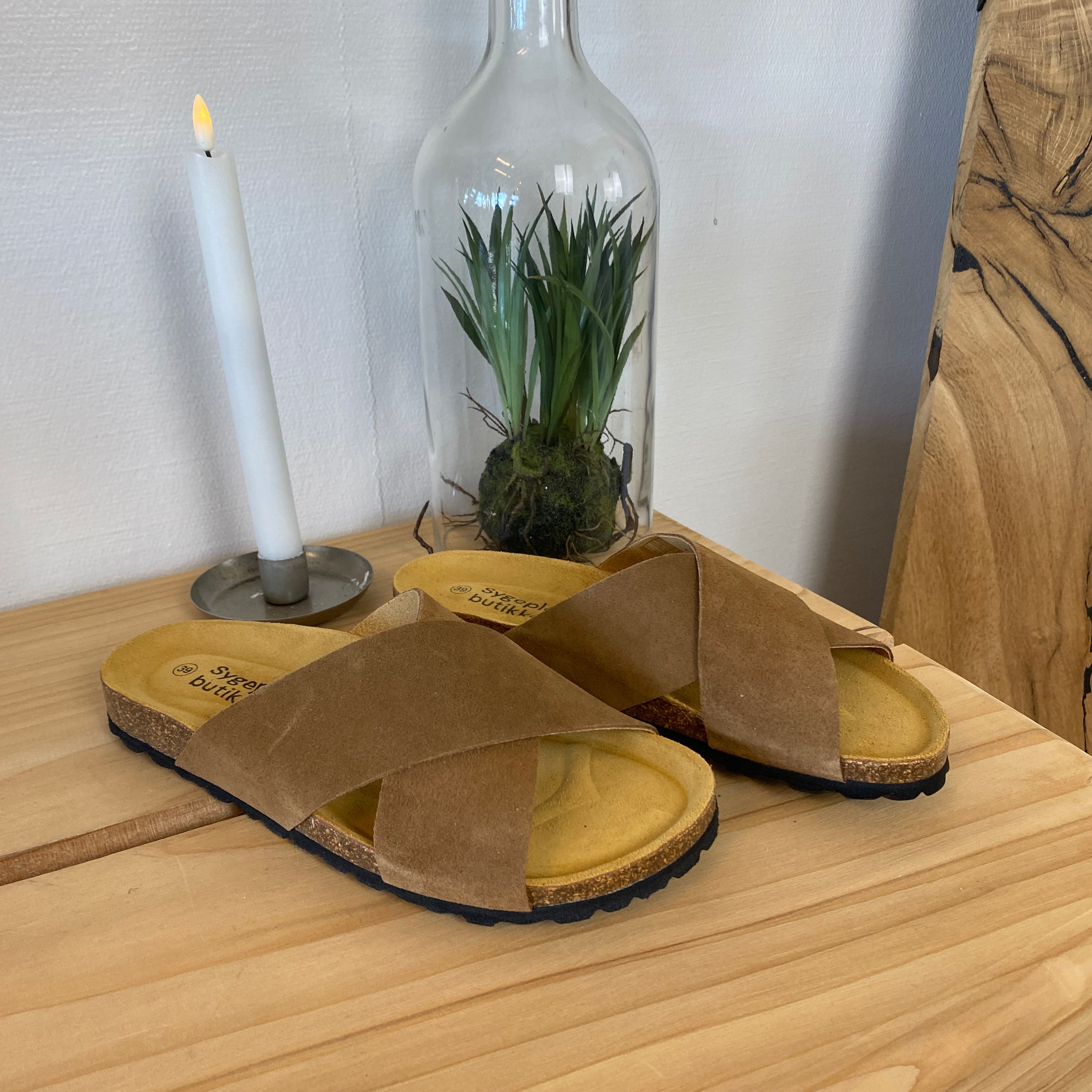 Serraje Roble – brun slip-on sandal med kryssremmer og komfort | Sykepleiebutikk.no