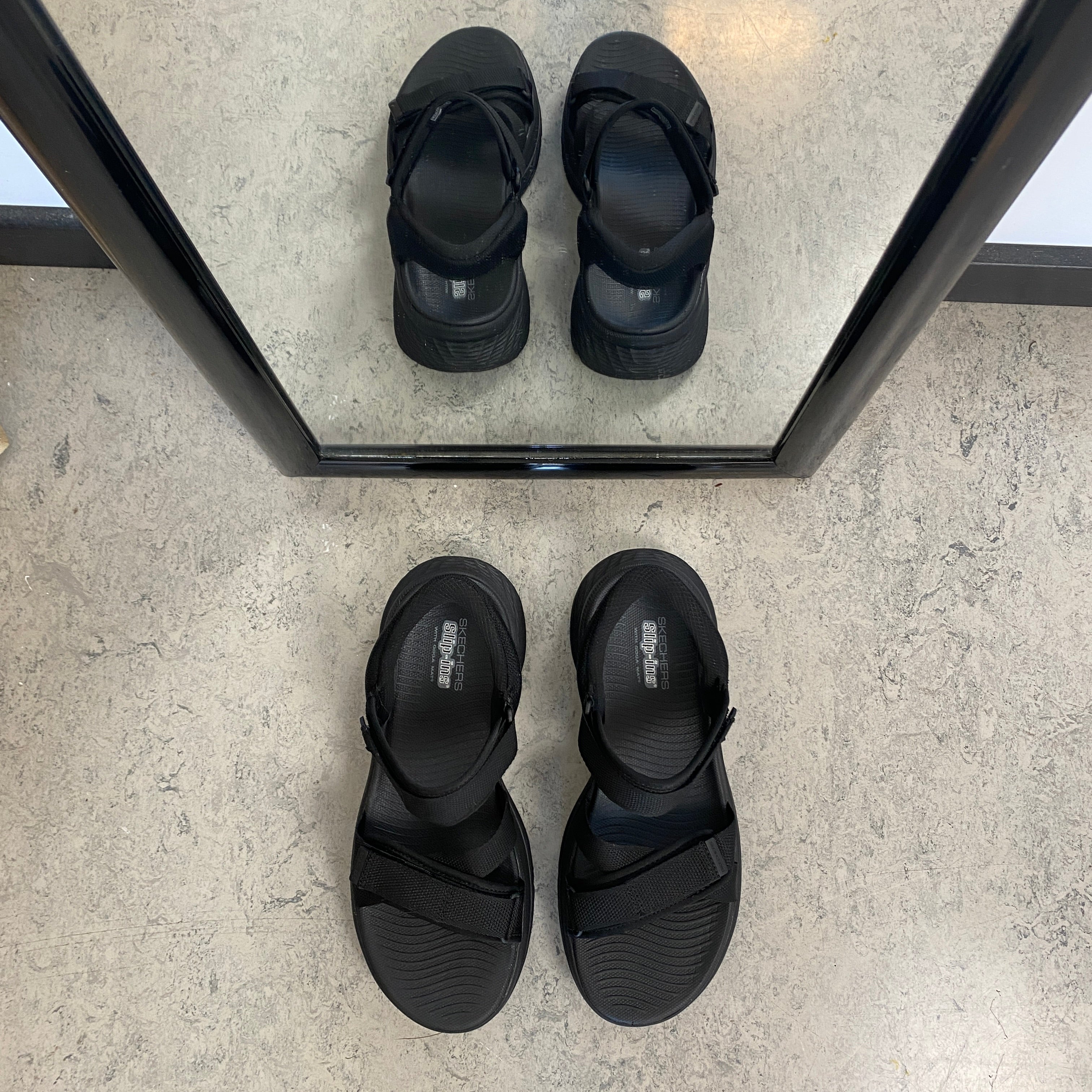 Skechers Max Cushioning sandal i svart – maksimal komfort og enkel Slip-ins-passform