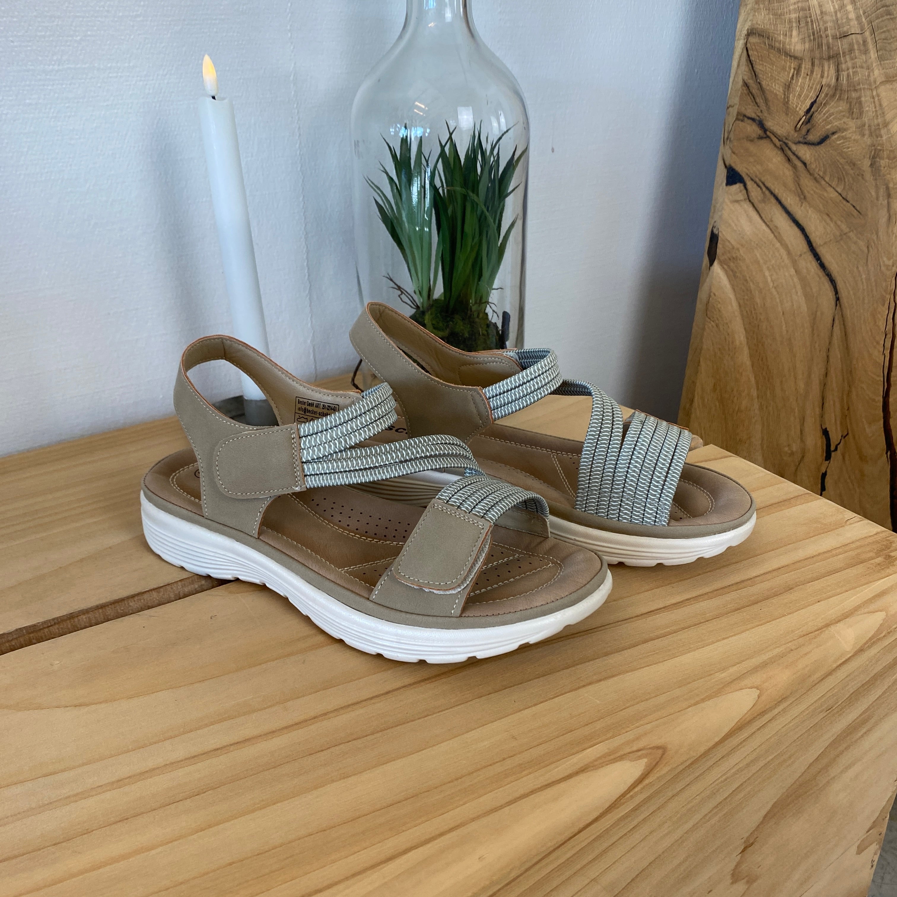 Grønn komfortsandal med elastiske remmer – lett og støttende