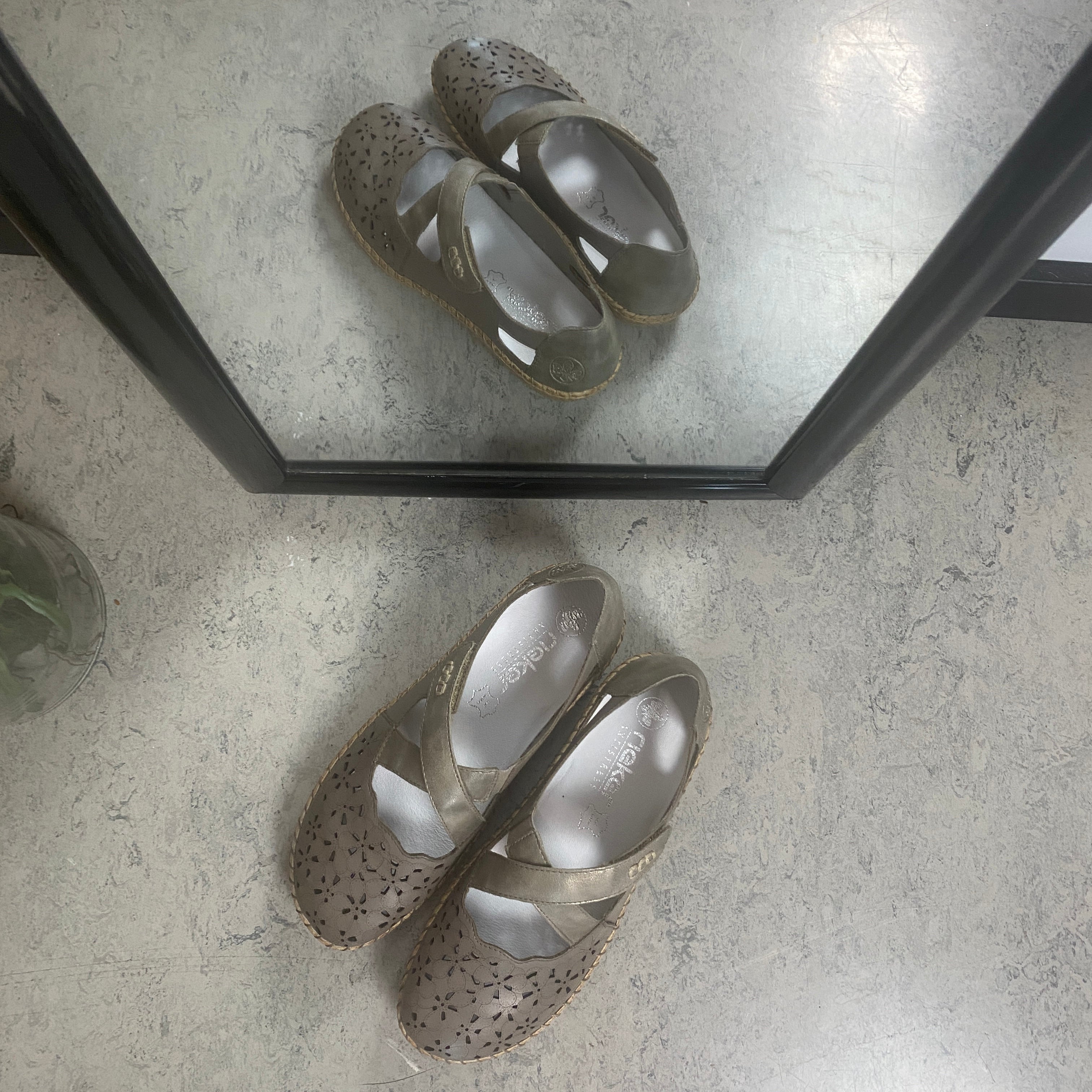 Rieker beige lukket sandal med borrelås og blomstermønster