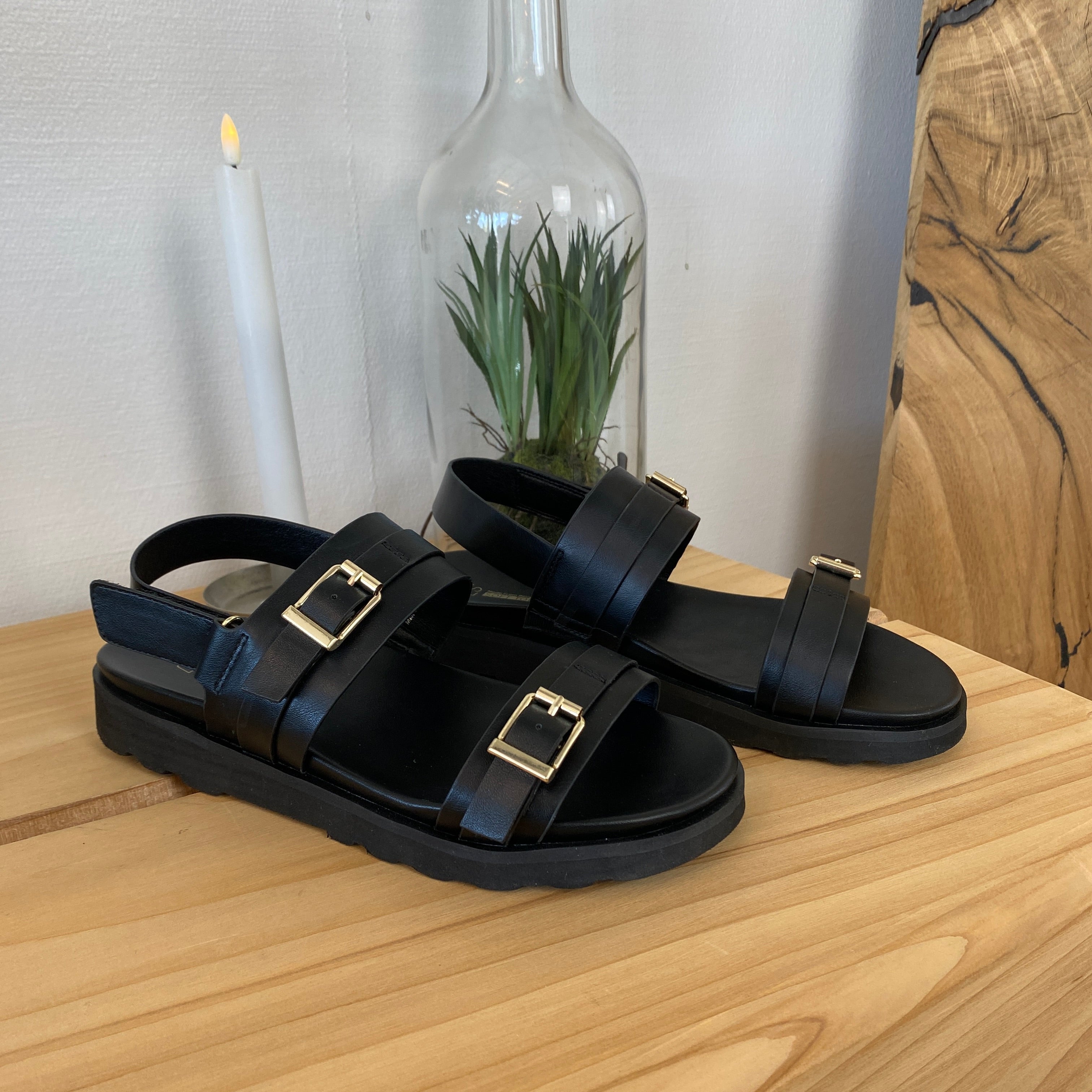 Svart sandal med spenner og hælrem – klassisk modell med regulerbar passform