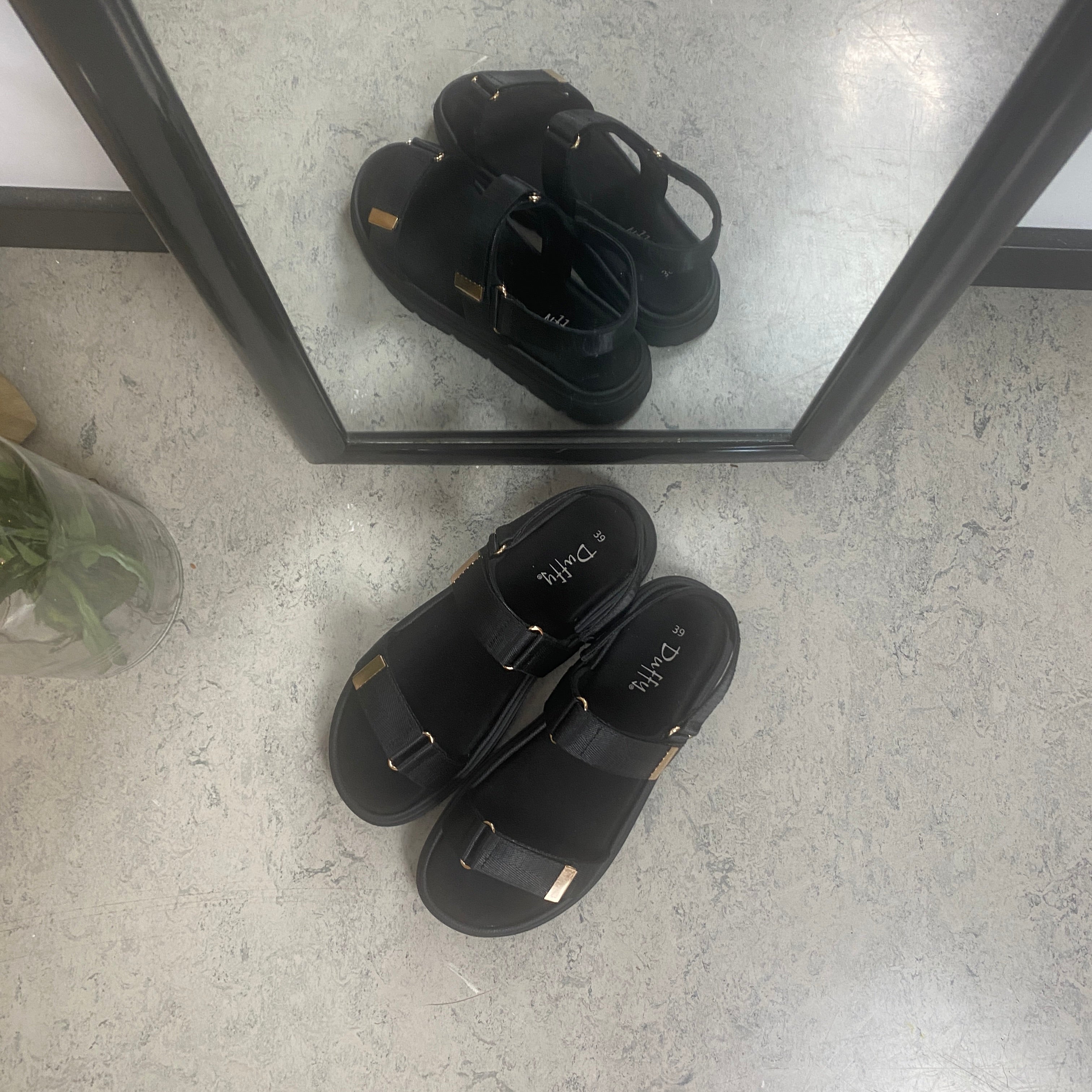 Svart sandal med justerbare remmer og komfortabel såle
