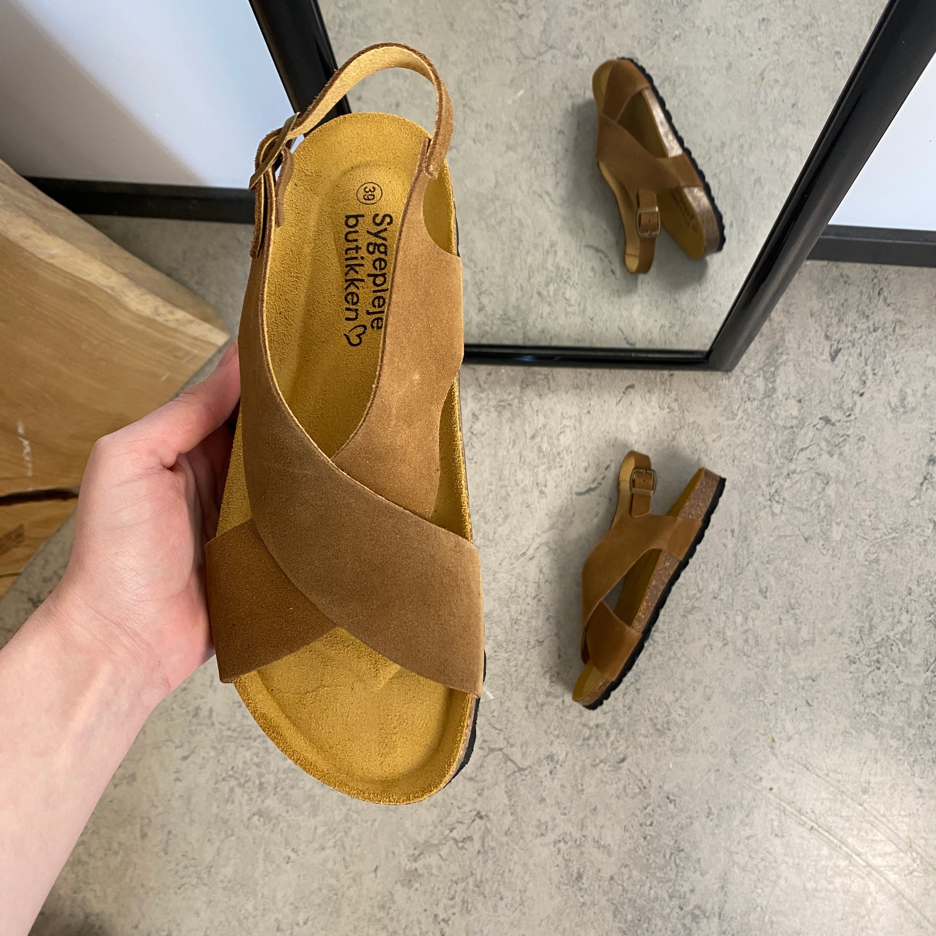 Serraje Roble – brun sandal med kryssremmer og ankelrem | Sykepleiebutikk.no