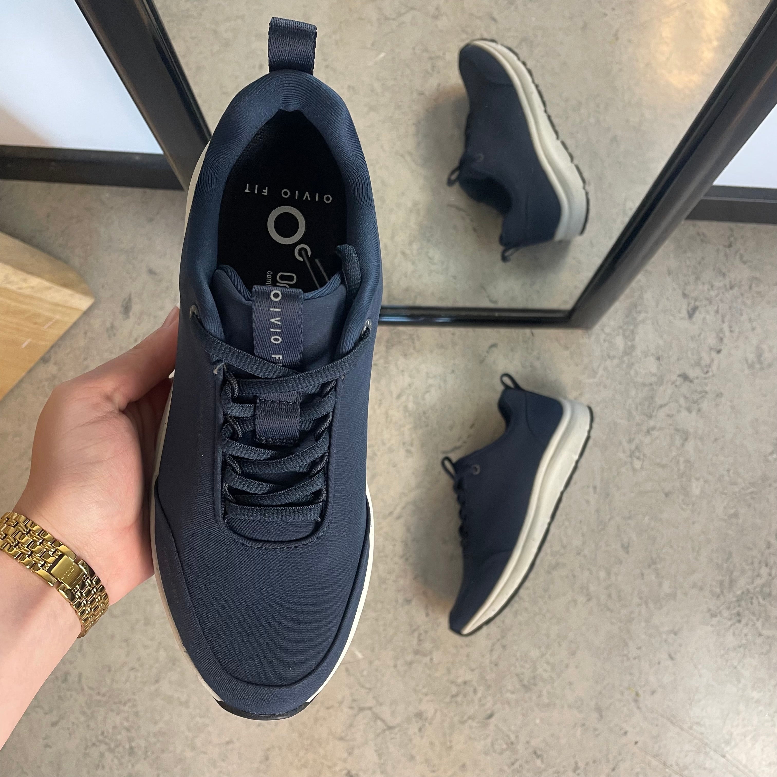 Marineblå komfort-sneaker med sklisikker såle og vanntett membran