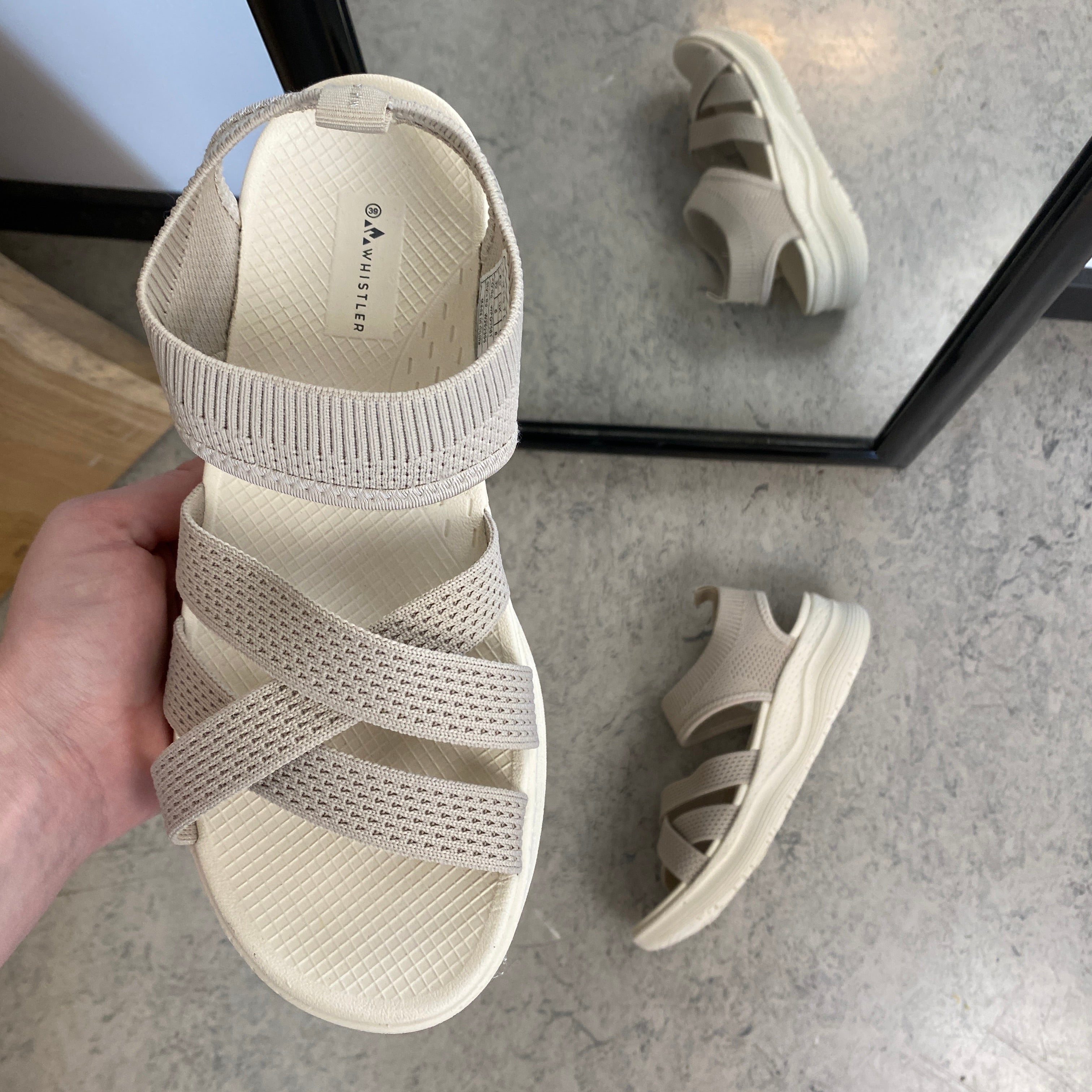 Whistler sandal i beige med elastisk passform og god støtdemping