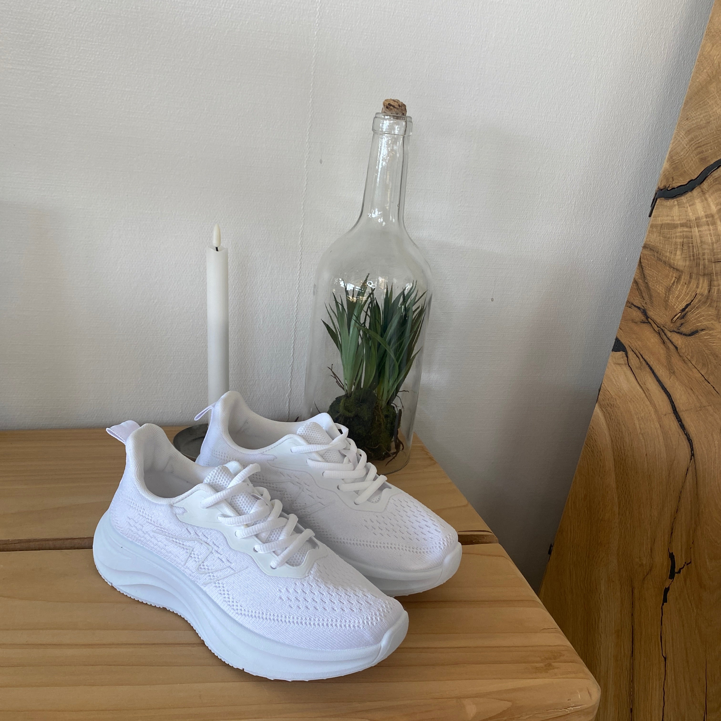 Hvit lettvekts-sneaker med støtdemping og pustende mesh
